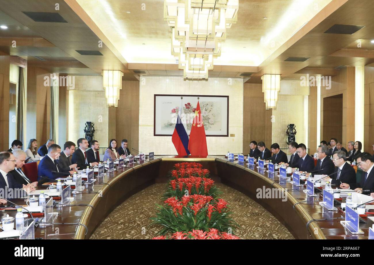 (190426) -- BEIJING, 26 avril 2019 -- le vice-premier ministre chinois Hu Chunhua rencontre le vice-premier ministre russe et l'envoyé présidentiel dans le district fédéral russe d'extrême-Orient, Yury Trutnev, qui participe au deuxième Forum de la ceinture et de la route pour la coopération internationale, à Beijing, capitale de la Chine, le 26 avril 2019. Hu et Trutnev ont également assisté à une réunion de la Commission intergouvernementale pour la coopération entre la Chine du Nord-est et l'extrême-Orient et la région du Baïkal de Russie. (BRF)CHINA-BEIJING-HU CHUNHUA-RUSSIA-TRUTNEV-MEETING (CN) DINGXLIN PUBLICATIONXNOTXINXCHN Banque D'Images