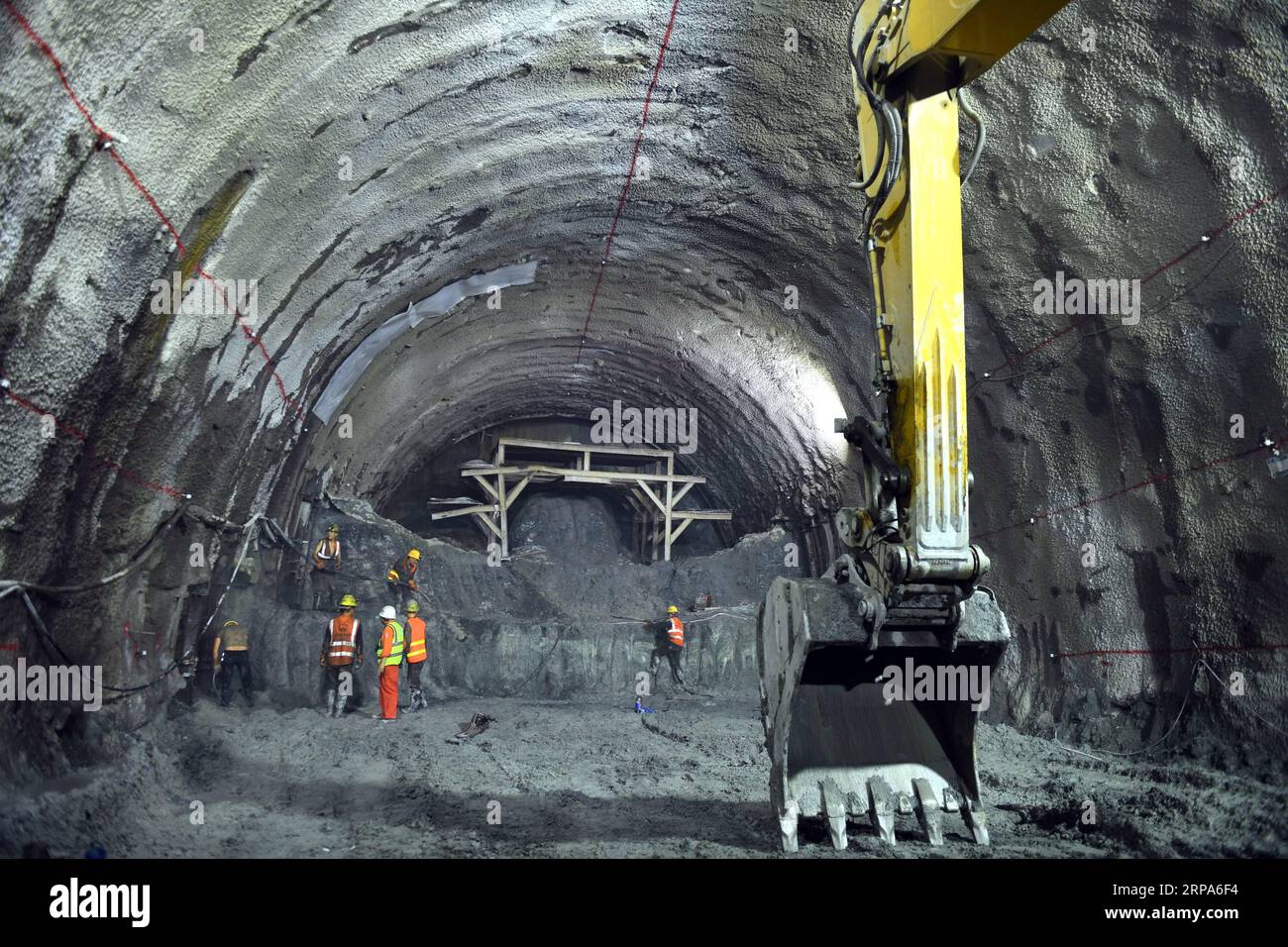 (190427) -- KUNMING, 27 avril 2019 (Xinhua) -- des ouvriers retirent les scories dans le tunnel Xinping de la ligne de chemin de fer Chine-Laos à Yuxi City, province du Yunnan dans le sud-ouest de la Chine, 11 avril 2019. Reliant Yuxi City dans le Yunnan et Vientiane, la capitale laotienne, le chemin de fer Chine-Laos devrait être pleinement opérationnel d'ici la fin de 2021. (Xinhua/Qin Qing) CHINA-LAOS-RAILWAY-CONSTRUCTION (CN) PUBLICATIONxNOTxINxCHN Banque D'Images