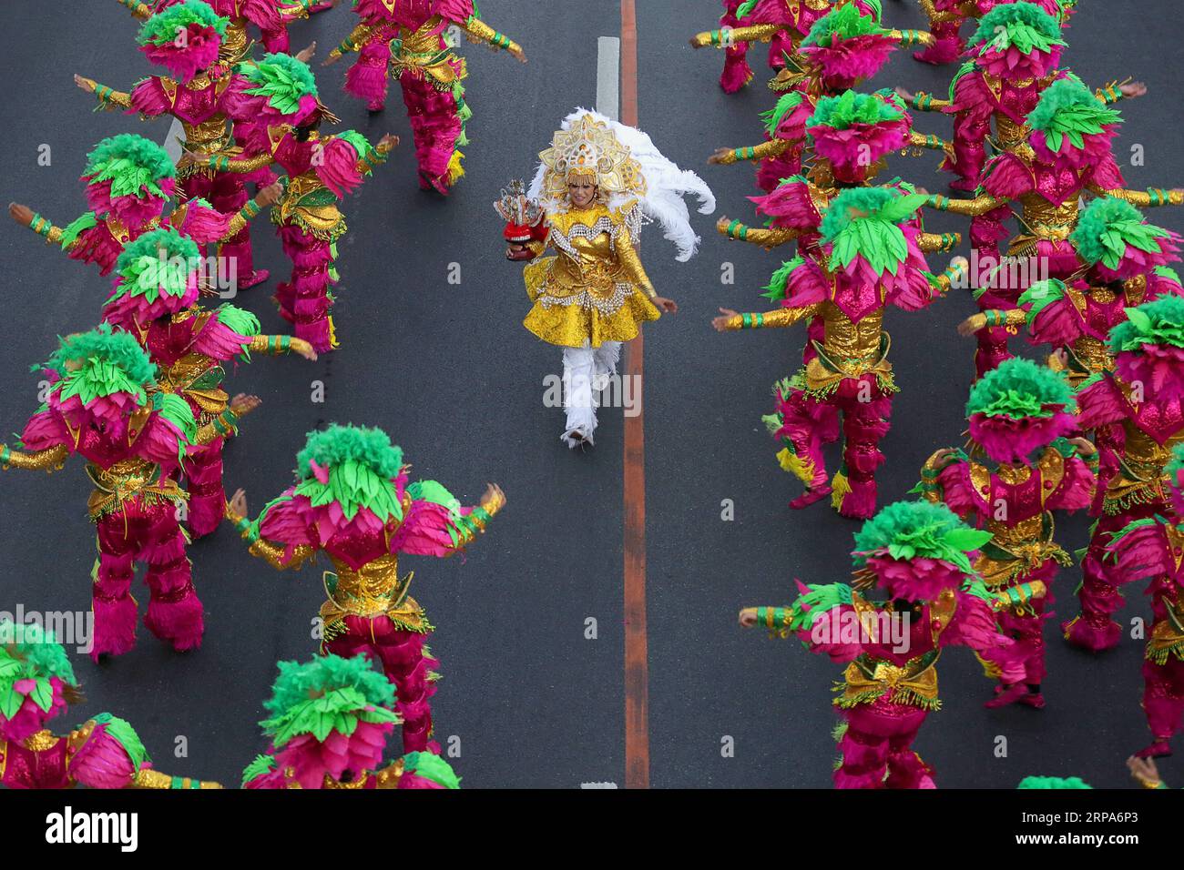 (190427) -- MANILLE, le 27 avril 2019 -- des danseurs se produisent lors de la fête annuelle Aliwan le long du boulevard Roxas à Manille, aux Philippines, le 27 avril 2019. L'Aliwan Fiesta est la compétition annuelle du festival de danse d'été aux Philippines, mettant en vedette l'art de la scène folklorique et ethnique de partout dans le pays. PHILIPPINES-MANILLE-ALIWAN FIESTA ROUELLExUMALI PUBLICATIONxNOTxINxCHN Banque D'Images