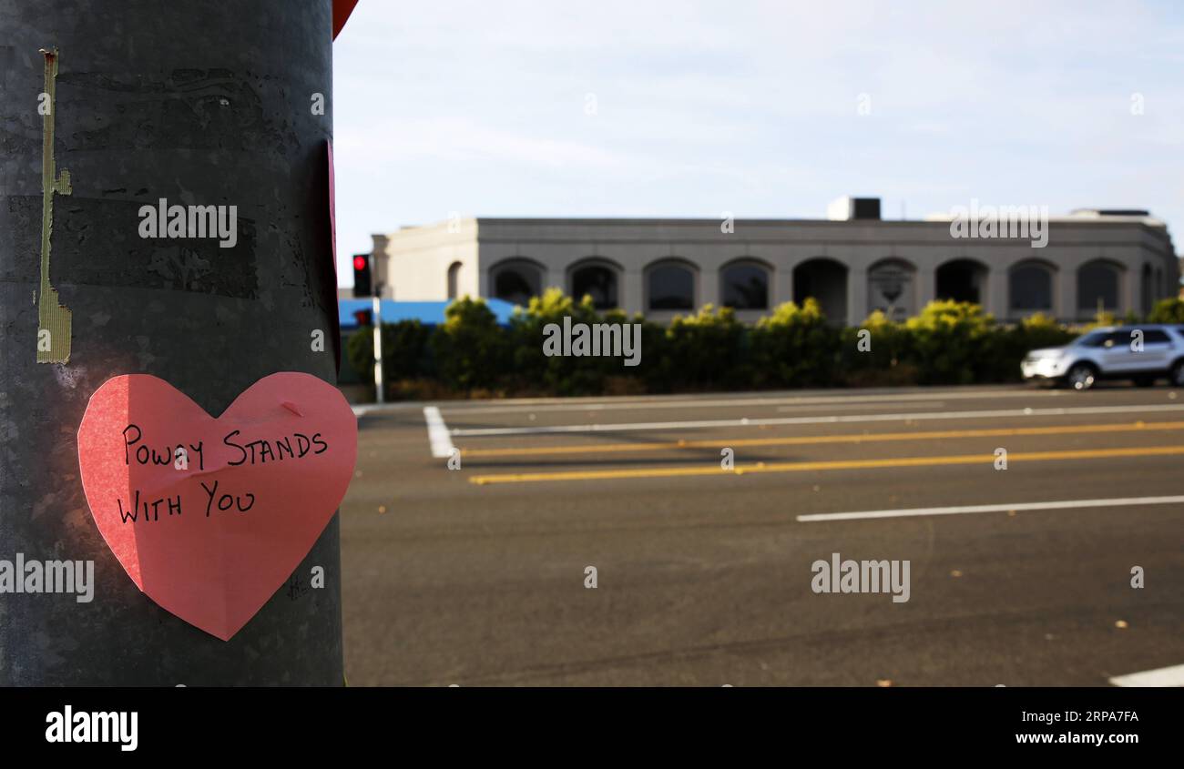 (190428) -- POWAY, 28 avril 2019 (Xinhua) -- Un message laissé par un pleureur est vu près de la synagogue où une fusillade a eu lieu à Poway, Californie des États-Unis, le 27 avril 2019. Le suspect de la fusillade de la synagogue de samedi à San Diego, en Californie, a été identifié comme étant John Earnest, 19 ans, selon les autorités. Une personne est morte et trois autres ont été blessées dans la fusillade de la synagogue. Les blessés ont été emmenés au centre médical Palomar à Escondido. (Xinhua/Li Ying) US-POWAY-SYNAGOGUE SHOOTING PUBLICATIONxNOTxINxCHN Banque D'Images