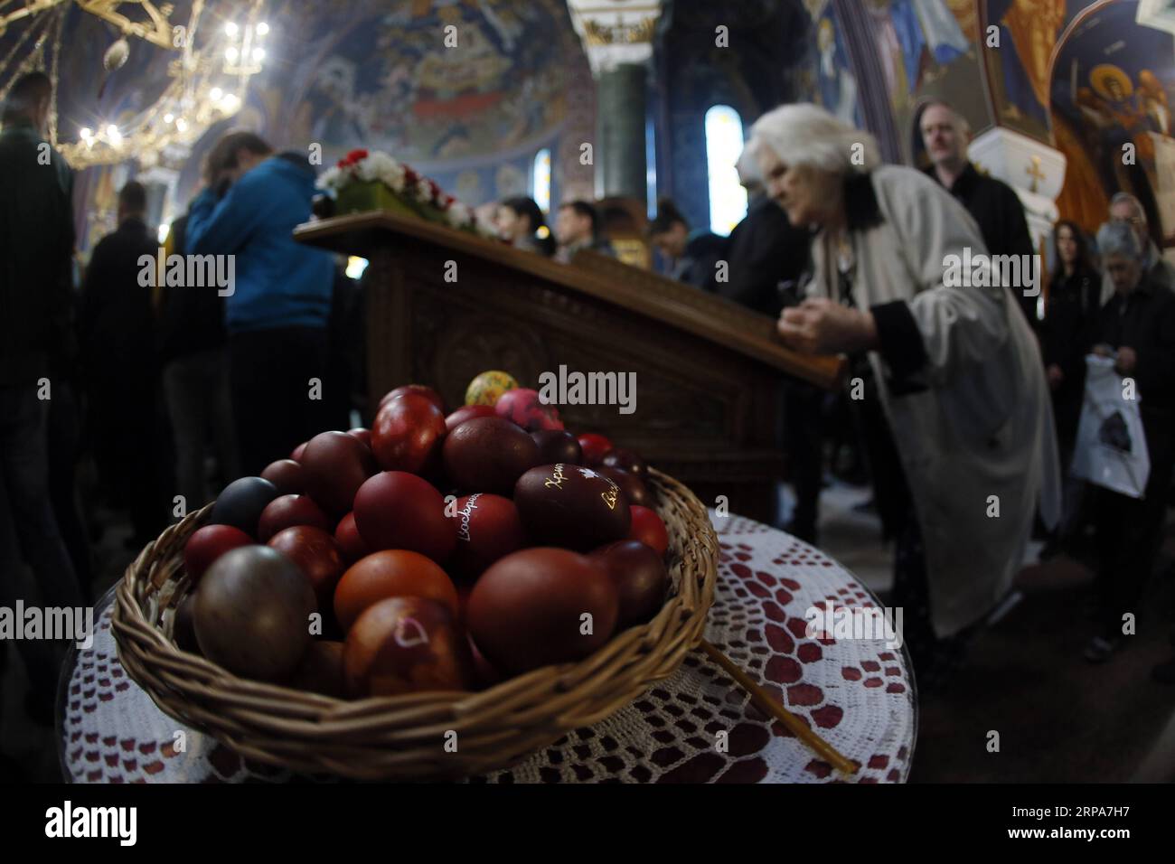 (190428) -- BELGRADE, le 28 avril 2019 -- les orthodoxes serbes assistent à une messe de Pâques au temple Saint Sava à Belgrade, Serbie, le 28 avril 2019. Les Serbes orthodoxes observent Pâques selon l'ancien calendrier Julien, et elle tombe le 28 avril de cette année. SERBIE-BELGRADE-MESSE DE PÂQUES PredragxMilosavljevic PUBLICATIONxNOTxINxCHN Banque D'Images