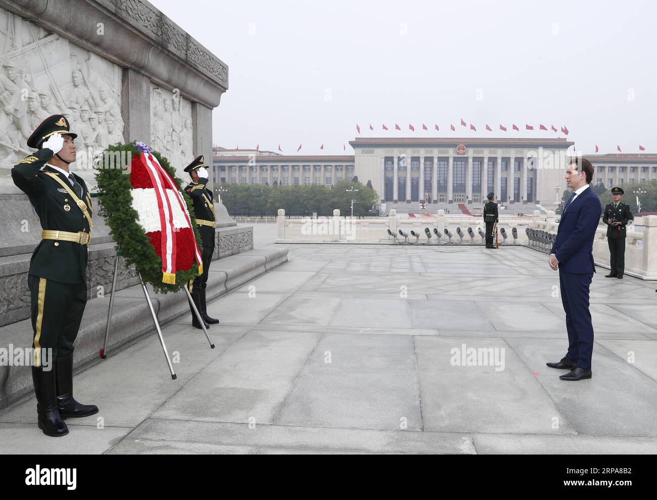 Actualités Themen der Woche KW18 Actualités Bilder des Tages (190429) -- PÉKIN, le 29 avril 2019 -- le chancelier autrichien Sebastian Kurz dépose une gerbe au Monument aux héros du peuple sur la place Tian Anmen à Pékin, capitale de la Chine, le 29 avril 2019.) CHINE-PÉKIN-CHANCELIER AUTRICHIEN-MONUMENT-TRIBUTE (CN) LIUXBIN PUBLICATIONXNOTXINXCHN Banque D'Images