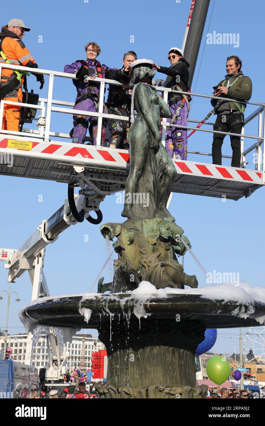 (190430) -- HELSINKI, 30 avril 2019 (Xinhua) -- un groupe de représentants étudiants assistent à la cérémonie qui couronne la statue de Havis Amanda à Helsinki, Finlande, le 30 avril 2019. Havis Amanda, une statue de bronze emblématique d'Helsinki, a été couronnée d'une casquette étudiante à la veille du 1er mai. (Xinhua/Li Jizhi) FINLANDE-HELSINKI-MAY DAY-CELEBRATION PUBLICATIONxNOTxINxCHN Banque D'Images