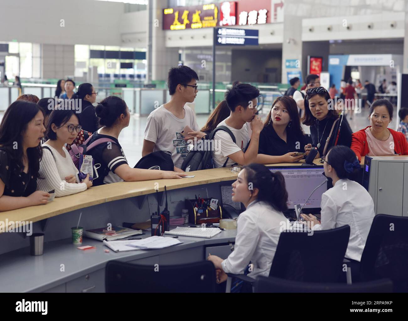 (190501) -- CHONGQING, 1 mai 2019 (Xinhua) -- des membres du personnel donnent des informations aux passagers à la gare ferroviaire nord de Chongqing, dans le sud-ouest de la Chine, Chongqing, 30 avril 2019. Le système ferroviaire de Chongqing est témoin d'une ruée des voyages alors que les vacances du 1er mai sont à portée de main. (Xinhua/Liu Chan) CHINE-CHONGQING-MAI JOUR VACANCES-VOYAGE RUSH (CN) PUBLICATIONxNOTxINxCHN Banque D'Images