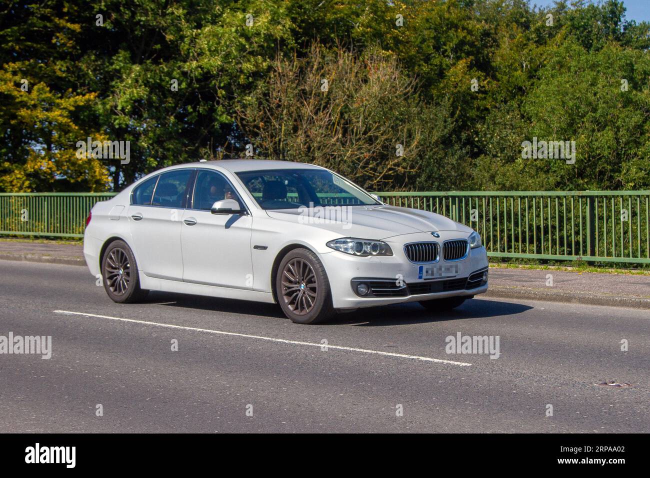 2015 BMW 520D Luxury Auto 190 étapes Auto Start / Stop White Berline voiture Diesel 1995 cc ; voyageant à grande vitesse sur l'autoroute M6 dans le Grand Manchester, Royaume-Uni Banque D'Images
