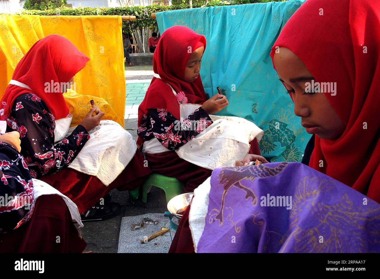 (190501) -- YOGYAKARTA, le 1 mai 2019 -- des élèves du premier cycle du secondaire participent à un atelier sur le batik pendant la semaine d'éducation Jogja 2019 au musée fort Vredeburg à Yogyakarta, Indonésie, le 1 mai 2019.) INDONÉSIE-YOGYAKARTA-BATIK ATELIER Supriyanto PUBLICATIONxNOTxINxCHN Banque D'Images