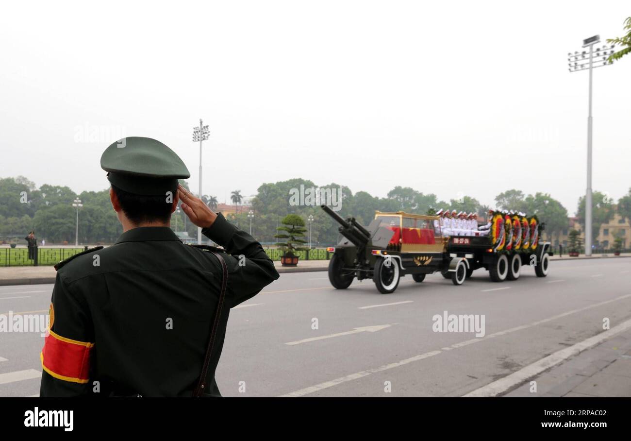 (190503) -- , le 3 mai 2019 -- un cortège transportant le cercueil de l'ancien président vietnamien le Duc Anh traverse les rues de , capitale du Vietnam, le 3 mai 2019. Le service commémoratif de l'ancien président vietnamien le Duc Anh a eu lieu ici vendredi matin après que des cérémonies de respect aient eu lieu simultanément dans la capitale de , Ho Chi Minh ville et sa province natale de Thua Thien Hue. VNA) VIETNAM--ANCIEN PRÉSIDENT-SERVICE COMMÉMORATIF HANOI PUBLICATIONXNOTXINXCHN Banque D'Images