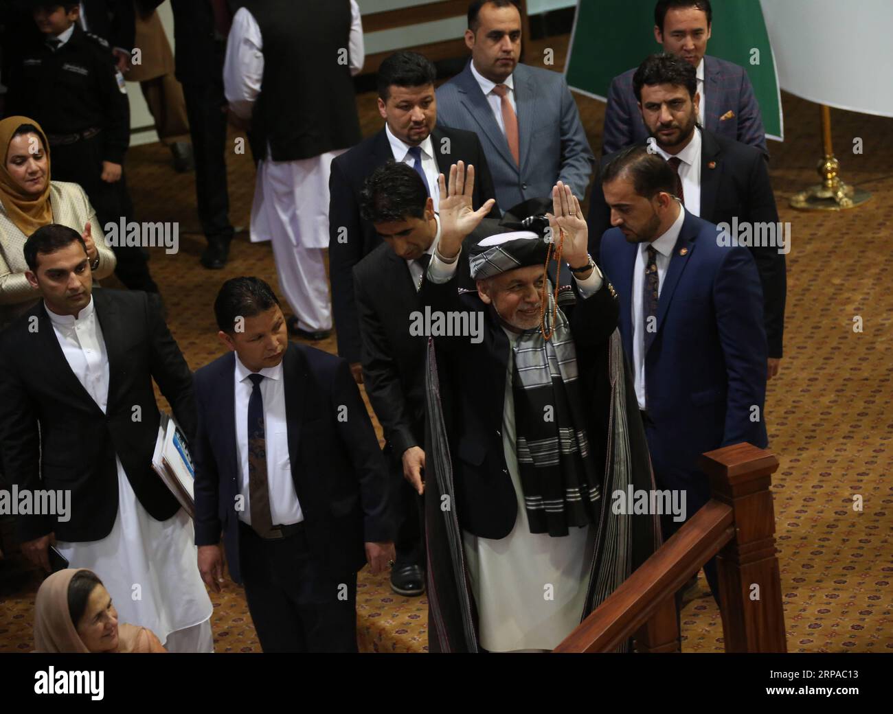 (190503) -- KABOUL, le 3 mai 2019 -- le président afghan Mohammad Ashraf Ghani (C) arrive à la salle de la Loya Jirga consultative à Kaboul, capitale de l'Afghanistan, le 3 mai 2019. Le président afghan Mohammad Ashraf Ghani a une fois de plus appelé le groupe taliban à cesser de se battre et à se joindre au processus de paix pour mettre fin à la guerre en Afghanistan, comme la Loya Jirga consultative ou grande assemblée des anciens et des chefs s'est conclue ici vendredi. ) AFGHANISTAN-KABOUL-LOYA JIRGA RahmatxAlizadah PUBLICATIONxNOTxINxCHN Banque D'Images