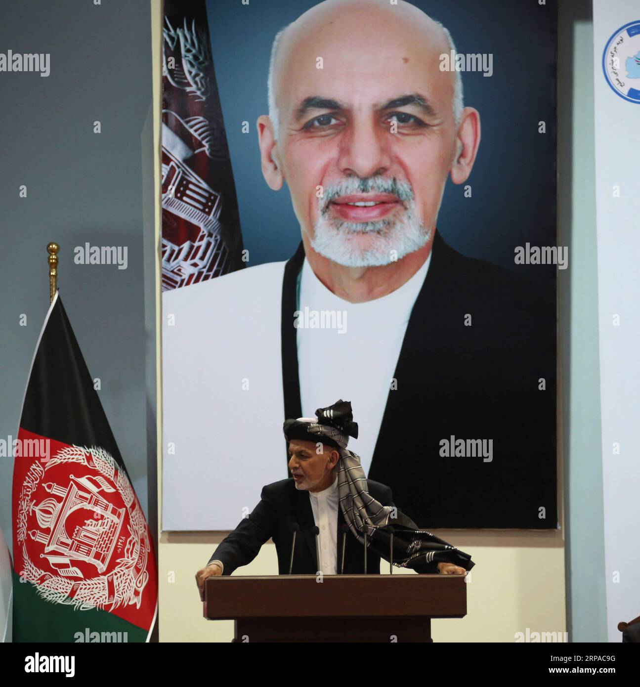 (190503) -- KABOUL, le 3 mai 2019 -- le président afghan Mohammad Ashraf Ghani prononce un discours à l'occasion du dernier jour de la Loya Jirga consultative à Kaboul, capitale de l'Afghanistan, le 3 mai 2019. Le président afghan Mohammad Ashraf Ghani a une fois de plus appelé le groupe taliban à cesser de se battre et à se joindre au processus de paix pour mettre fin à la guerre en Afghanistan, comme la Loya Jirga consultative ou grande assemblée des anciens et des chefs s'est conclue ici vendredi. ) AFGHANISTAN-KABOUL-LOYA JIRGA RahmatxAlizadah PUBLICATIONxNOTxINxCHN Banque D'Images