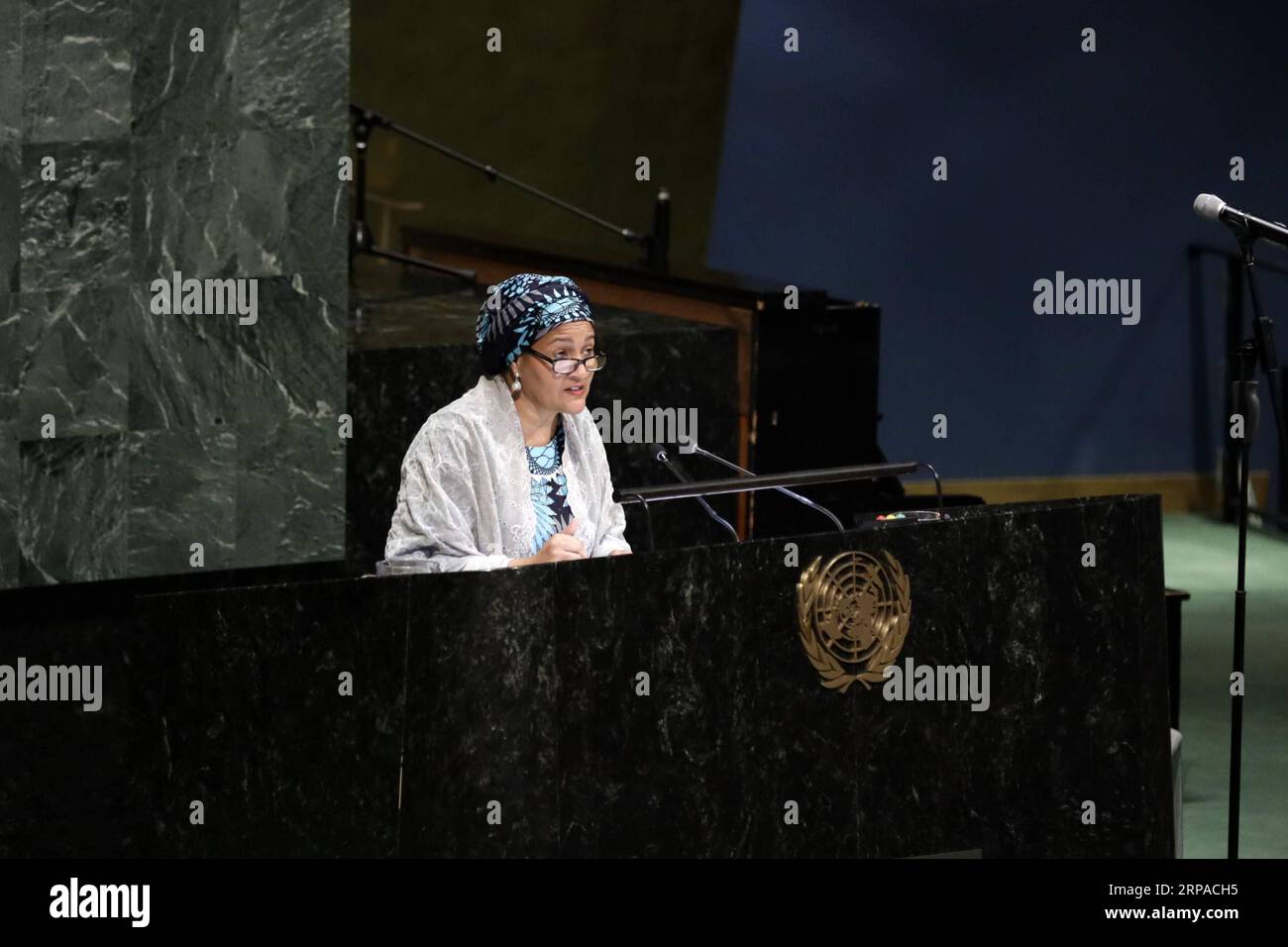 (190503) -- NATIONS UNIES, le 3 mai 2019 -- la vice-secrétaire générale des Nations Unies, Amina Mohammed, prononce un discours à l'occasion d'un événement commémorant les victimes des attentats du dimanche de Pâques au Sri Lanka, au siège des Nations Unies à New York, le 3 mai 2019. La Vice-Secrétaire générale des Nations Unies, Amina Mohammed, a exhorté vendredi à rejeter les attaques contre les lieux de culte, alors qu'elle assistait à un événement de l'Assemblée générale pour commémorer les victimes des attentats du dimanche de Pâques au Sri Lanka. Les attentats de Pâques au Sri Lanka le 21 avril, qui ont visé des églises et des hôtels de luxe, ont tué plus de 250 personnes et en ont blessé plus de 500. Banque D'Images