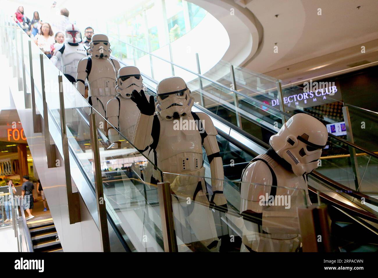 (190504) -- TAGUIG, 4 mai 2019 -- des personnes habillées en personnages de Star Wars participent à la Journée Star Wars dans un centre commercial de Taguig, aux Philippines, le 4 mai 2019. Le Star Wars Day est célébré le 4 mai de chaque année par les fans de la série de films de science-fiction dans différentes parties du monde. PHILIPPINES-TAGUIG-STAR WARS DAY ROUELLExUMALI PUBLICATIONxNOTxINxCHN Banque D'Images