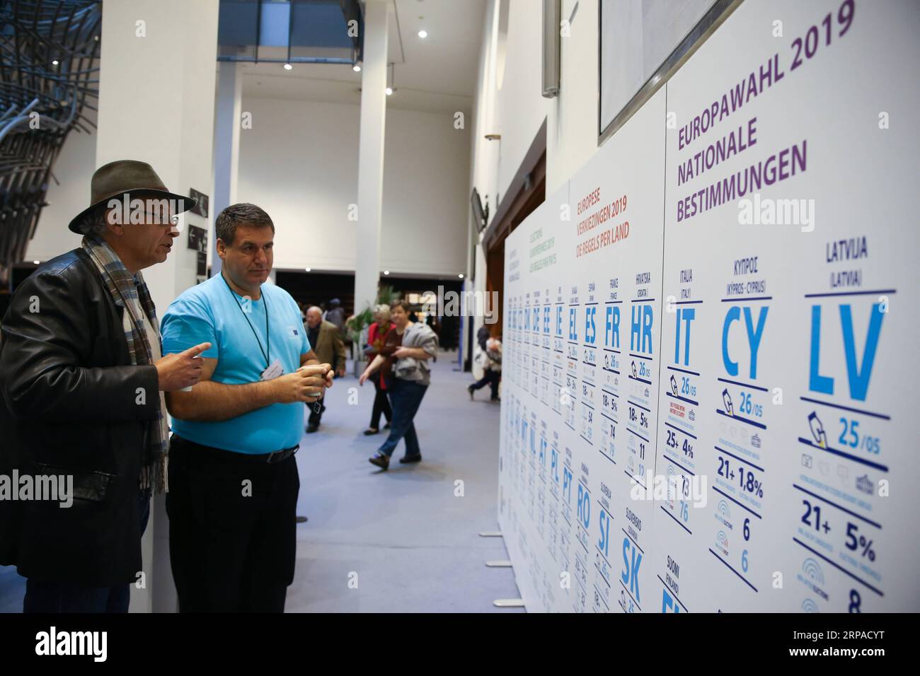 (190504) -- BRUXELLES, le 4 mai 2019 -- Un membre du personnel (2e L) explique les élections européennes à un visiteur du Parlement européen lors de la Journée portes ouvertes des institutions européennes à Bruxelles, Belgique, le 4 mai 2019. La journée portes ouvertes est une occasion unique pour le public de découvrir le fonctionnement des institutions européennes. Les visiteurs ont un accès gratuit aux bâtiments de l'institution et à quelques activités spéciales d'introduction.) BELGIQUE-BRUXELLES-eu-OPEN DAY ZhengxHuansong PUBLICATIONxNOTxINxCHN Banque D'Images