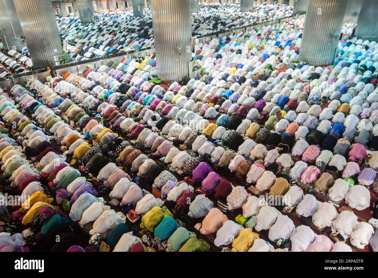 (190505) -- JAKARTA, le 5 mai 2019 -- les musulmans indonésiens exécutent la première prière Tarawih à la mosquée Istiqlal à Jakarta, le 5 mai 2019. La première prière Tarawih marque le début du mois sacré du Ramadan pour que les musulmans locaux jeûnent au cours du mois à venir.) INDONÉSIE-JAKARTA-RAMADAN-PREMIER TARAWIH VerixSanovri PUBLICATIONxNOTxINxCHN Banque D'Images