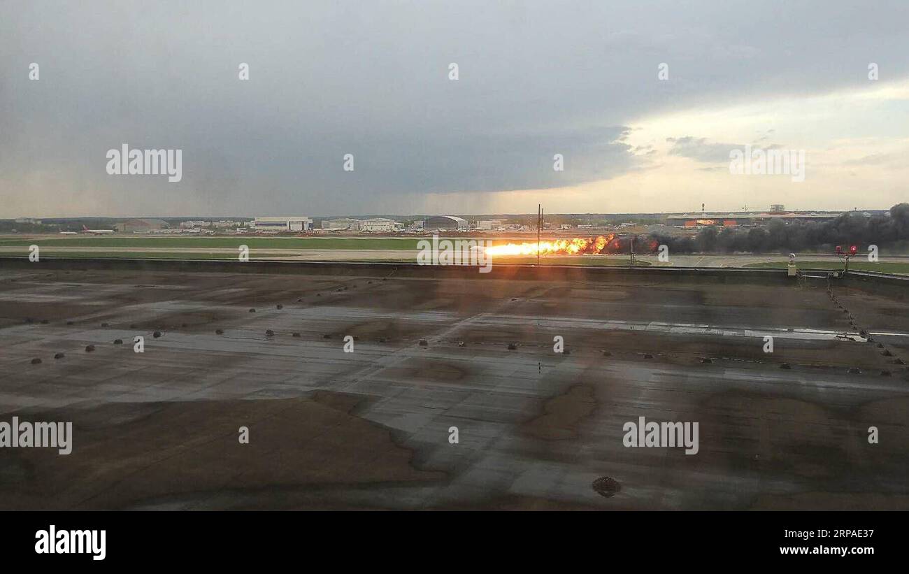 (190505) -- MOSCOU, le 5 mai 2019 -- Un avion de passagers est vu en feu lors de son atterrissage d'urgence à l'aéroport international Sheremetyevo de Moscou, Russie, le 5 mai 2019. Le comité d'enquête russe a confirmé lundi que 41 personnes ont été tuées après qu'un avion de passagers SSJ-100 en route vers la ville de Mourmansk, dans le nord-ouest de la Russie, ait pris feu avant un atterrissage d'urgence dimanche à l'aéroport international Sheremetyevo de Moscou. RUSSIE-MOSCOU-AVION-FEU Sergei PUBLICATIONxNOTxINxCHN Banque D'Images