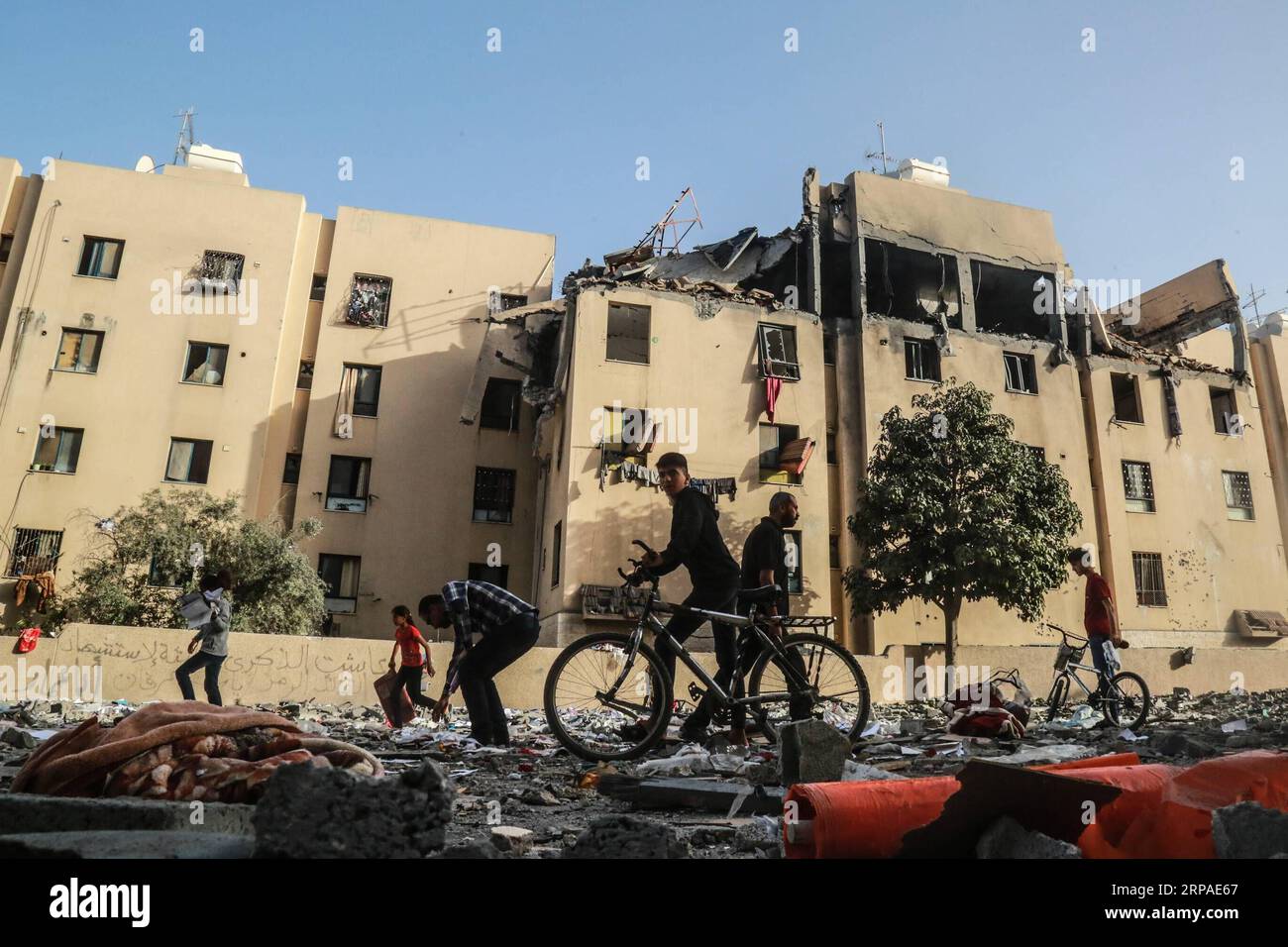 (190506) -- GAZA, 6 mai 2019 -- des Palestiniens inspectent les décombres d'un bâtiment endommagé lors de frappes aériennes israéliennes sur la ville de Gaza, le 6 mai 2019. Un accord de cessez-le-feu qui a été conclu entre Israël et les factions de la résistance palestinienne à Gaza est entré en vigueur lundi à l'aube. MIDEAST-GAZA-CESSEZ-LE-FEU Stringer PUBLICATIONxNOTxINxCHN Banque D'Images