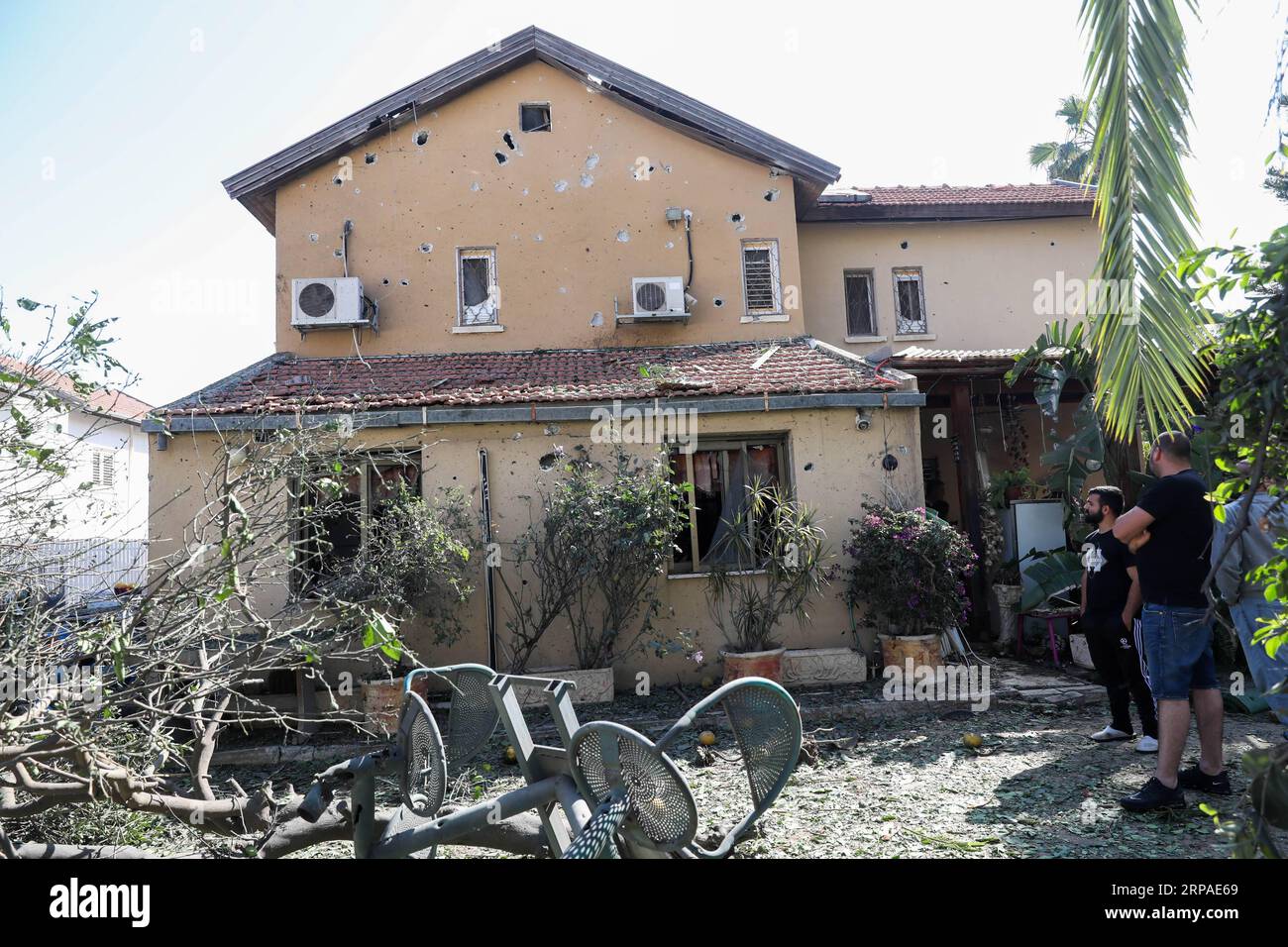 (190506) -- JÉRUSALEM, 6 mai 2019 -- Une maison est vue endommagée par une roquette tirée depuis la bande de Gaza à Ashkelon, Israël, le 5 mai 2019. Quatre civils israéliens ont été tués dimanche et plus de 70 blessés par des roquettes tirées par les Palestiniens depuis la bande de Gaza. JINI) MOYEN-ISRAËL-GAZA-CONFLIT guoyu PUBLICATIONxNOTxINxCHN Banque D'Images