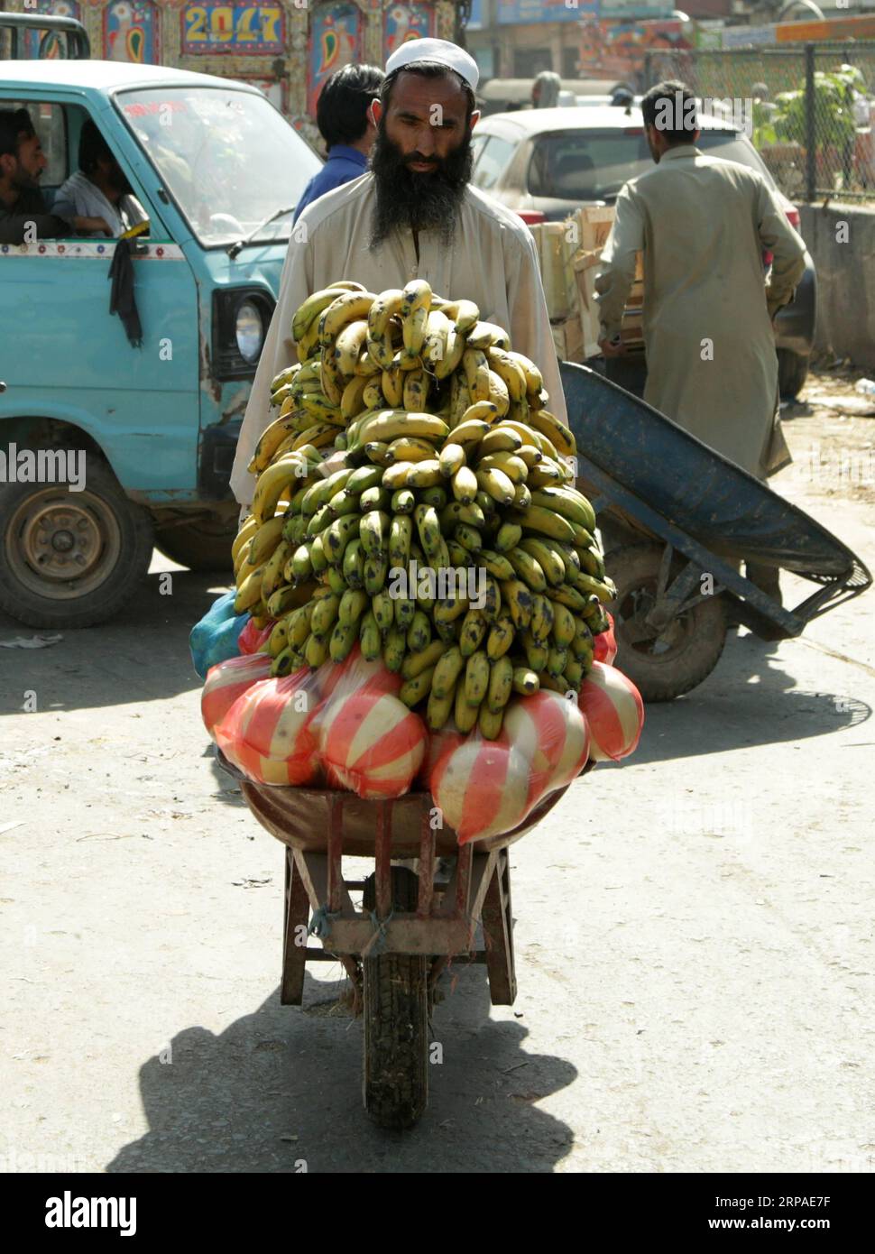 (190506) -- ISLAMABAD, le 6 mai 2019 -- un homme pousse une charrette sur un marché de fruits et légumes avant le Ramadan à Islamabad, capitale du Pakistan, le 6 mai 2019.) PAKISTAN-ISLAMABAD-RAMADAN-MARCHÉ AhmadxKamal PUBLICATIONxNOTxINxCHN Banque D'Images
