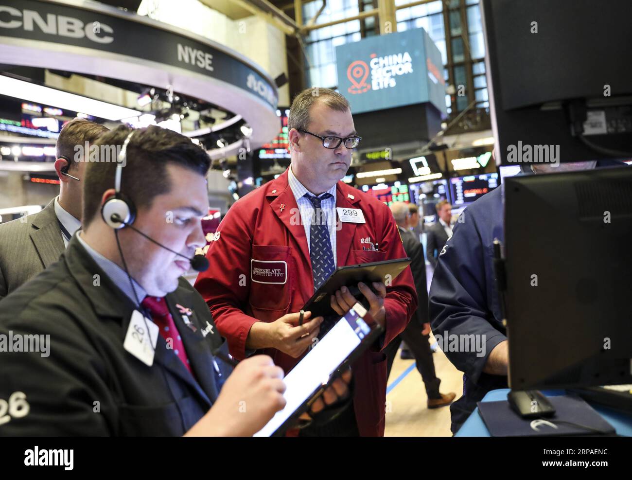 (190506) -- NEW YORK, 6 mai 2019 (Xinhua) -- les commerçants travaillent à la Bourse de New York à New York, aux États-Unis, le 6 mai 2019. Les actions américaines ont terminé à la baisse lundi, les trois principaux indices ayant tous déclaré des pertes au cours du premier jour de bourse de la semaine. La moyenne industrielle du Dow Jones a baissé de 66,47 points, ou 0,25 %, à 26 438,48. Le S&P 500 a chuté de 13,17 points, soit 0,45 %, à 2 932,47. L’indice composite Nasdaq a chuté de 40,71 points, soit 0,50 %, à 8 123,29. (Xinhua/Wang Ying) U.S.-NEW YORK-STOCKS PUBLICATIONxNOTxINxCHN Banque D'Images