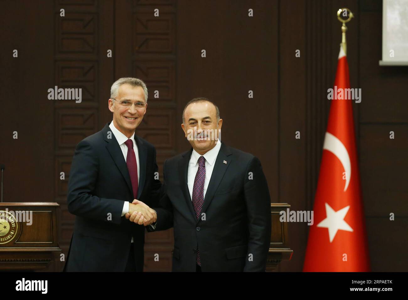 Actualités Themen der Woche KW19 (190507) -- ANKARA, le 7 mai 2019 -- le secrétaire général de l'OTAN, Jens Stoltenberg (à gauche), et le ministre turc des Affaires étrangères, Mevlut Cavusoglu, assistent à une conférence de presse à Ankara, en Turquie, le 6 mai 2019. Le secrétaire général de l'OTAN, Jens Stoltenberg, a déclaré lundi qu'il était préoccupé par les plans de la Turquie de déployer le système russe de défense antimissile S-400 malgré l'objection américaine. CONFÉRENCE DE PRESSE TURQUIE-ANKARA-OTAN MustafaxKaya PUBLICATIONxNOTxINxCHN Banque D'Images