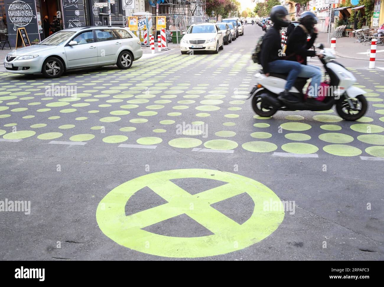 (190508) -- BERLIN, 8 mai 2019 (Xinhua) -- des véhicules traversent une rue à pointillés verts dans la rue Bergmann de Kreuzberg, au sud de Berlin, en Allemagne, le 7 mai 2019. Les points verts, qui font partie des nouveaux signaux de rue à Berlin, sont appliqués comme essai dans une partie de la rue Bergmann avec une limite de vitesse de 20 km/h, visant à inciter les véhicules à rouler à vitesse réduite. (Xinhua/Shan Yuqi) ALLEMAGNE-BERLIN-ZONE DE RUE POINTILLÉE VERTE PUBLICATIONxNOTxINxCHN Banque D'Images