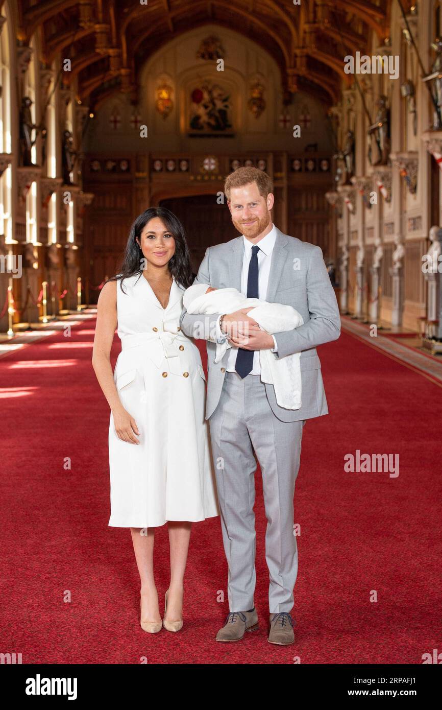 190508 -- WINDSOR, le 8 mai 2019 Xinhua -- le prince Harry, duc de Sussex R, et son épouse Meghan Markle, duchesse de Sussex, posent pour une photo avec leur fils au St George s Hall au château de Windsor, en Grande-Bretagne, le 8 mai 2019. Le petit garçon, qui est le huitième arrière-petit-enfant de la reine Elizabeth, est septième dans la ligne du trône, derrière le prince de Galles, le duc de Cambridge et ses enfants - le prince George, la princesse Charlotte et le prince Louis - et le prince Harry. Xinhua/Dominic Lipinski/PA Wire BRITAIN-WINDSOR-ROYALS-BABY PUBLICATIONxNOTxINxCHN Banque D'Images