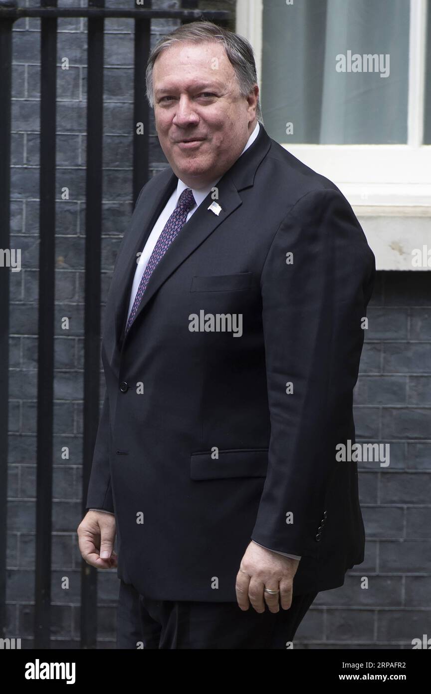 (190508) -- LONDRES, 8 mai 2019 (Xinhua) -- le secrétaire d'État américain Mike Pompeo arrive pour une réunion avec la première ministre britannique Theresa May à Downing Street à Londres, en Grande-Bretagne, le 8 mai 2019. Le secrétaire d’État américain Mike Pompeo est à Londres mercredi pour des entretiens avec des responsables britanniques sur la relation spéciale entre les deux pays dans un contexte de tensions accrues avec l’Iran et d’incertitude liée au Brexit. (Xinhua/Ray Tang) GRANDE-BRETAGNE-LONDRES-MIKE POMPEO-VISITE PUBLICATIONxNOTxINxCHN Banque D'Images