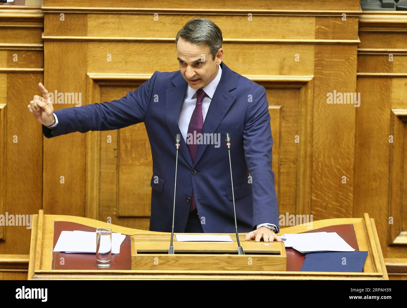 (190510) -- ATHÈNES, le 10 mai 2019 -- Kyriakos Mitsotakis, chef du principal parti d'opposition Nouvelle démocratie (ND), s'adresse aux législateurs devant le Parlement grec, à Athènes, en Grèce, le 10 mai 2019. Le gouvernement du Premier ministre grec Alexis Tsipras a remporté un vote de confiance au Parlement vendredi soir, avant les élections européennes qui se dérouleront le 26 mai en Grèce. GRÈCE-ATHÈNES-PARLEMENT-VOTE DE CONFIANCE MARIOSXLOLOS PUBLICATIONXNOTXINXCHN Banque D'Images