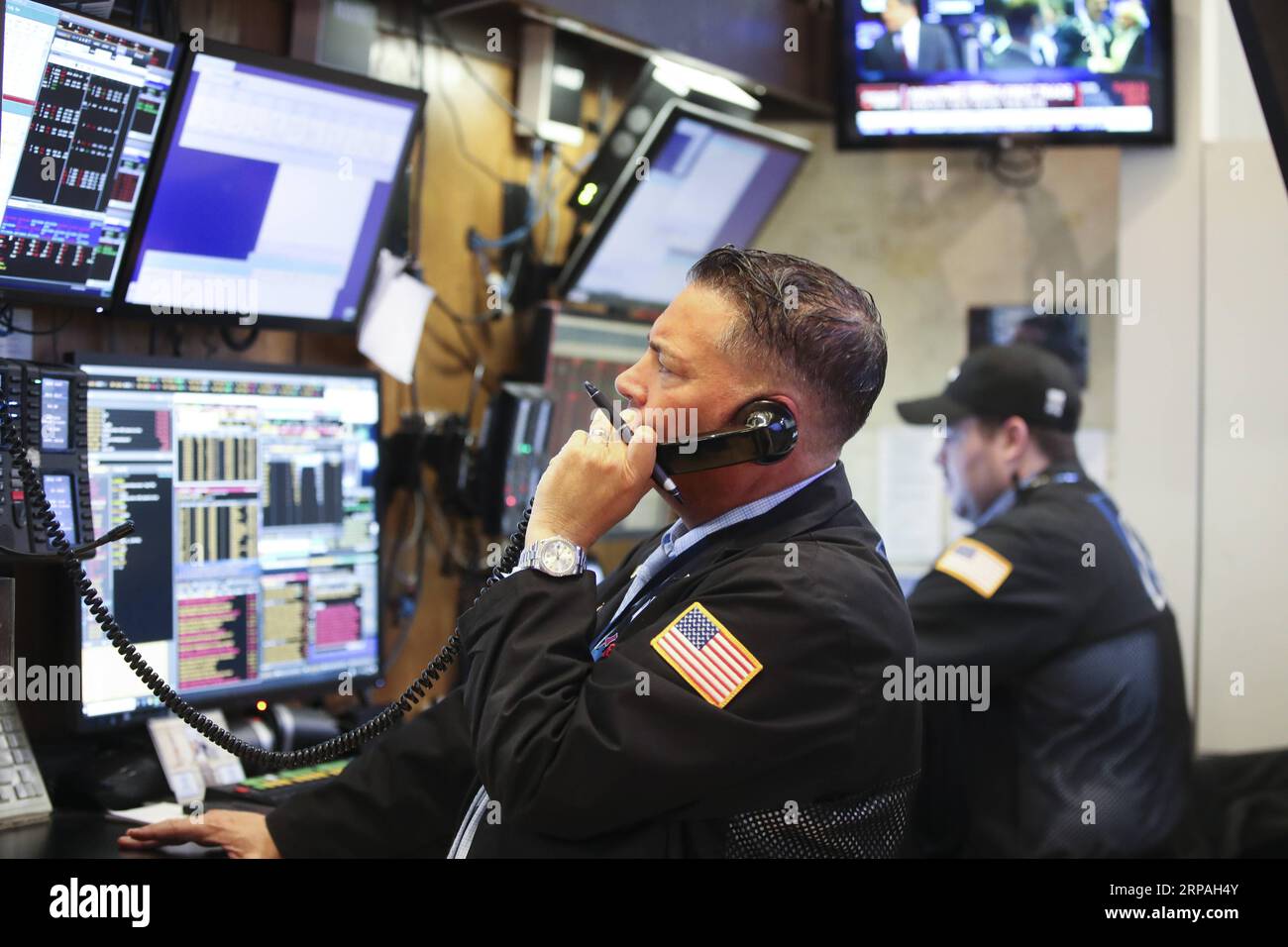 (190510) -- NEW YORK, 10 mai 2019 (Xinhua) -- les commerçants travaillent à la Bourse de New York, aux États-Unis, le 10 mai 2019. Les actions américaines ont clôturé en hausse vendredi. La moyenne industrielle du Dow Jones a augmenté de 114,01 points, ou 0,44 %, pour atteindre 25 942,37. Le S&P 500 a augmenté de 10,68 points, soit 0,37 %, pour atteindre 2 881,40 points. L’indice composite Nasdaq a augmenté de 6,35 points, ou 0,08 %, pour atteindre 7 916,94 points. (Xinhua/Wang Ying) U.S.-NEW YORK-STOCKS PUBLICATIONxNOTxINxCHN Banque D'Images