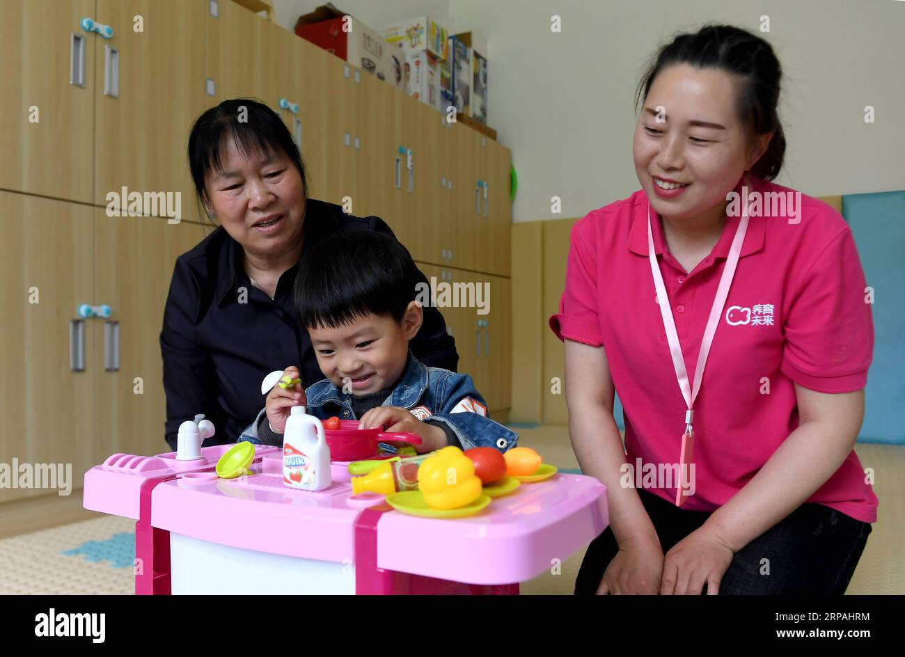 (190512) -- NINGSHAN, 12 mai 2019 (Xinhua) -- l'enseignante Liu Dan (à droite) enseigne à un nourrisson dans un centre pour bébés du village de Huayan, canton de Tangping, comté de Ningshan, province du Shaanxi au nord-ouest de la Chine, le 11 mai 2019. Situé au cœur des montagnes Qinling, Ningshan est un comté pauvre soutenu par l'État. Un projet expérimental, qui offre une éducation précoce gratuite aux nourrissons de moins de trois ans et une formation gratuite à la parentalité, est en cours ici. Il vise à aider les enfants vivant dans des zones pauvres à mieux grandir. Plus de 1 000 enfants de Ningshan ont bénéficié de ce projet. (Xinh Banque D'Images