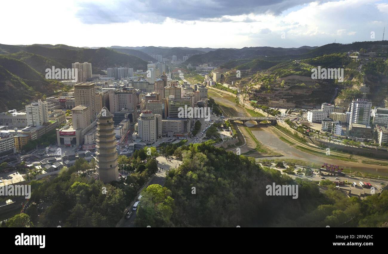 (190512) -- YAN AN , 12 mai 2019 (Xinhua) -- une photo aérienne prise le 10 mai 2019 montre une vue de la ville de Yan an, dans la province du Shaanxi du nord-ouest de la Chine. Depuis que la Chine a lancé un programme de restitution des terres cultivées aux forêts, Yan an a restitué 10,77 millions de mu (environ 718 000 hectares) de terres cultivées aux forêts, avec un taux de couverture végétale passant de 46 pour cent en 2000 à plus de 80 pour cent actuellement. (Xinhua/Tao Ming) CHINA-SHAANXI-YAN AN AN-FOREST (CN) PUBLICATIONxNOTxINxCHN Banque D'Images