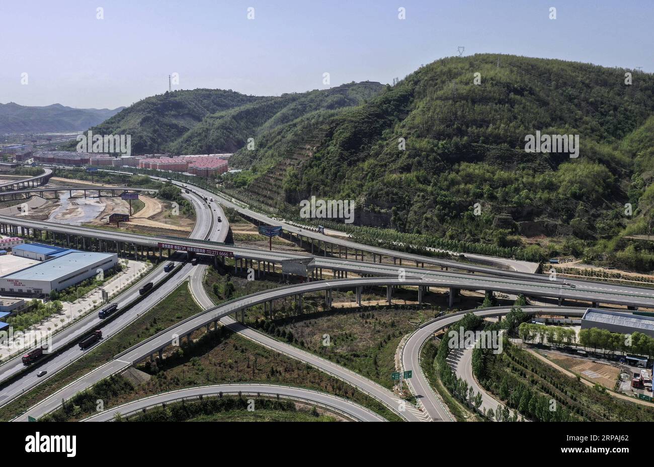 (190512) -- YAN AN , 12 mai 2019 (Xinhua) -- une photo aérienne prise le 11 mai 2019 montre le pont Yanhewan dans la ville de Yan an an, province du Shaanxi, au nord-ouest de la Chine. Depuis que la Chine a lancé un programme de restitution des terres cultivées aux forêts, Yan an a restitué 10,77 millions de mu (environ 718 000 hectares) de terres cultivées aux forêts, avec un taux de couverture végétale passant de 46 pour cent en 2000 à plus de 80 pour cent actuellement. (Xinhua/Tao Ming) CHINA-SHAANXI-YAN AN AN-FOREST (CN) PUBLICATIONxNOTxINxCHN Banque D'Images