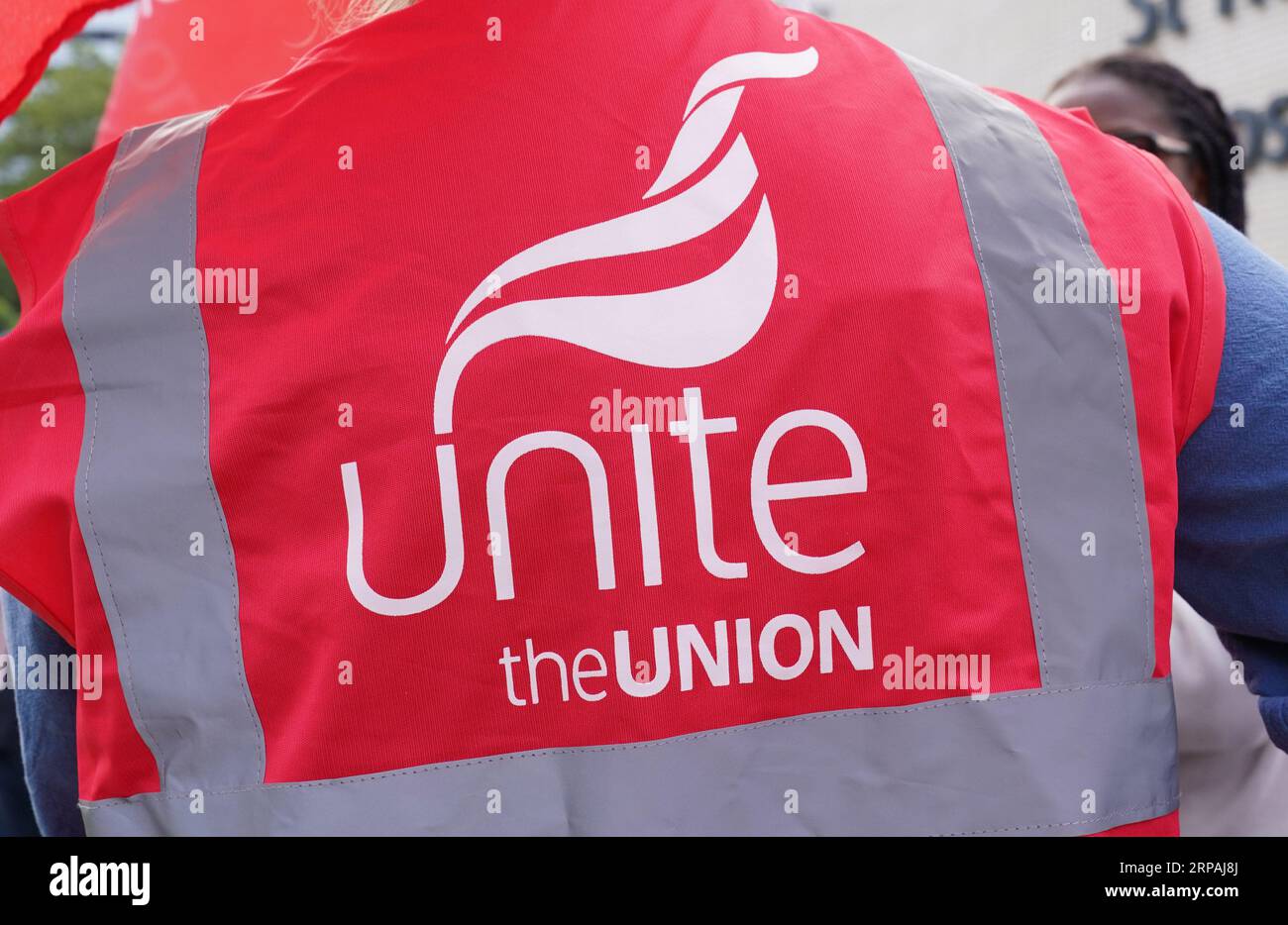 Photo de dossier datée du 13/07/23 de membres du syndicat Unite sur une ligne de piquetage. Des pourparlers auront lieu lundi dans le but d’éviter l’escalade des grèves des travailleurs dans une usine qui produit des noix du KP. Unite a averti que si un différend sur les salaires n'est pas résolu, ses membres sur le site de Rotherham vont aller de l'avant avec un arrêt d'une semaine mardi et prendre deux semaines de plus de grève à partir du 18 septembre. Date de parution : lundi 4 septembre 2023. Banque D'Images