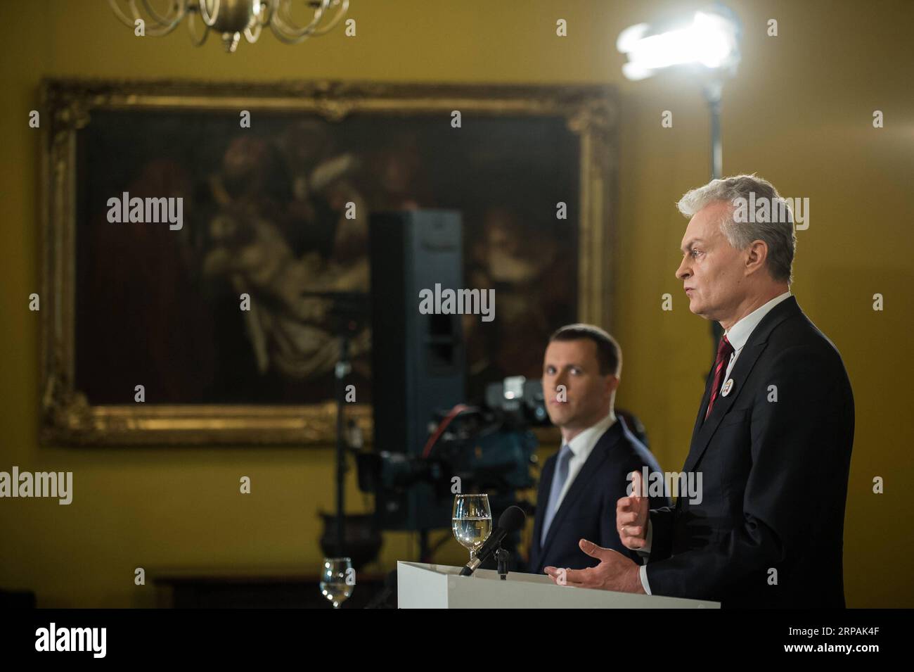 (190513) -- VILNIUS, le 13 mai 2019 -- Gitanas Nauseda (R) assiste à une conférence de presse après l'annonce des résultats définitifs du premier tour à Vilnius, capitale de la Lituanie, le 13 mai 2019. Simonyte, soutenu par le principal parti d opposition du pays, l Union de la patrie-Démocrates chrétiens, a obtenu 31,13 pour cent des voix dans une lutte étroite avec l économiste Gitanas Nauseda, a déclaré la Commission électorale centrale du pays après avoir décompté les votes des 1 972 bureaux de vote. Nauseda, un candidat indépendant, a reçu le soutien de 30,95 pour cent des voix. La différence entre les candidats en abs Banque D'Images