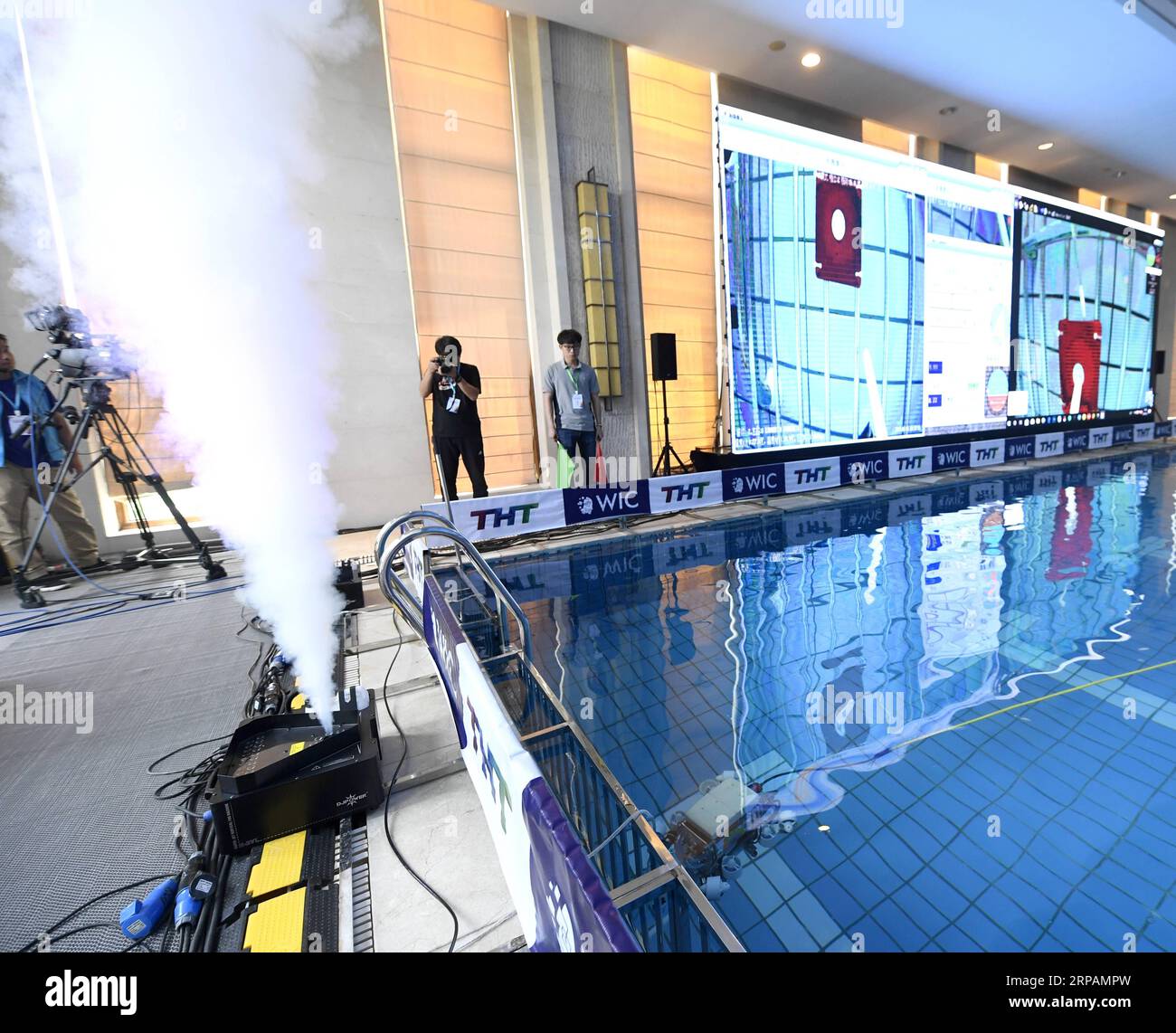 (190515) -- TIANJIN, 15 mai 2019 (Xinhua) -- un robot sous-marin de l'Université nationale de technologie de la Défense de Chine réussit à déclencher une source d'information lors du World Intelligence Underwater robots Challenge qui s'est tenu à Tianjin, le 15 mai 2019, dans le nord de la Chine. Le World Intelligence Underwater robots Challenge a ouvert ses portes mercredi, attirant 13 équipes de Chine, des États-Unis, du Japon et d’Australie. Le concours, avec le thème Dream Pursuit in the water, gagnant du renseignement à l’avenir, est l’un des cinq concours organisés lors du troisième Congrès mondial du renseignement. Banque D'Images
