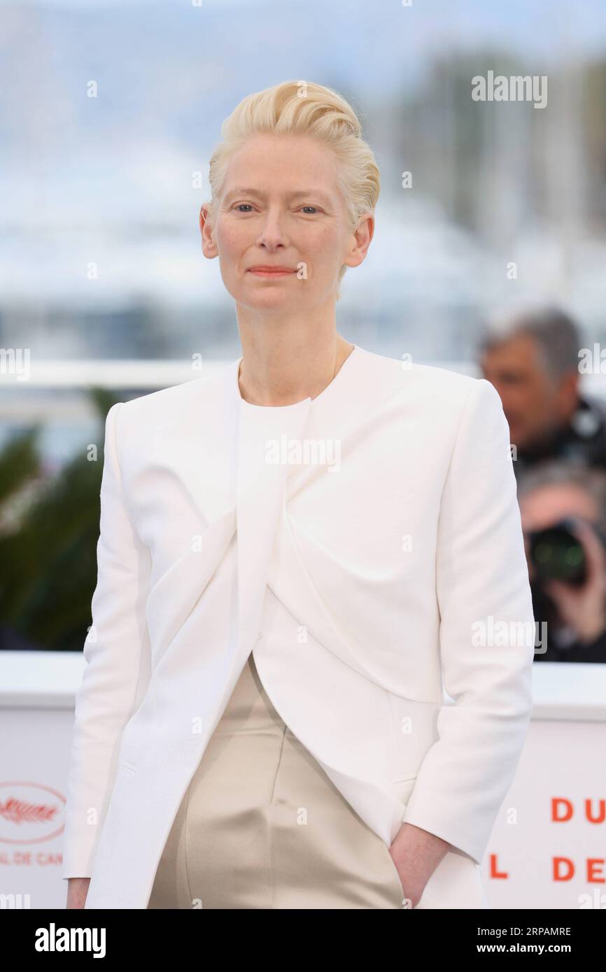 (190515) -- CANNES, 15 mai 2019 (Xinhua) -- l'actrice Tilda Swinton pose pour des photos lors du 72e Festival de Cannes à Cannes, France, le 15 mai 2019. Le 72e Festival de Cannes se tient ici du 14 au 25 mai. (Xinhua/Gao Jing) FRANCE-CANNES-FILM FESTIVAL PUBLICATIONxNOTxINxCHN Banque D'Images