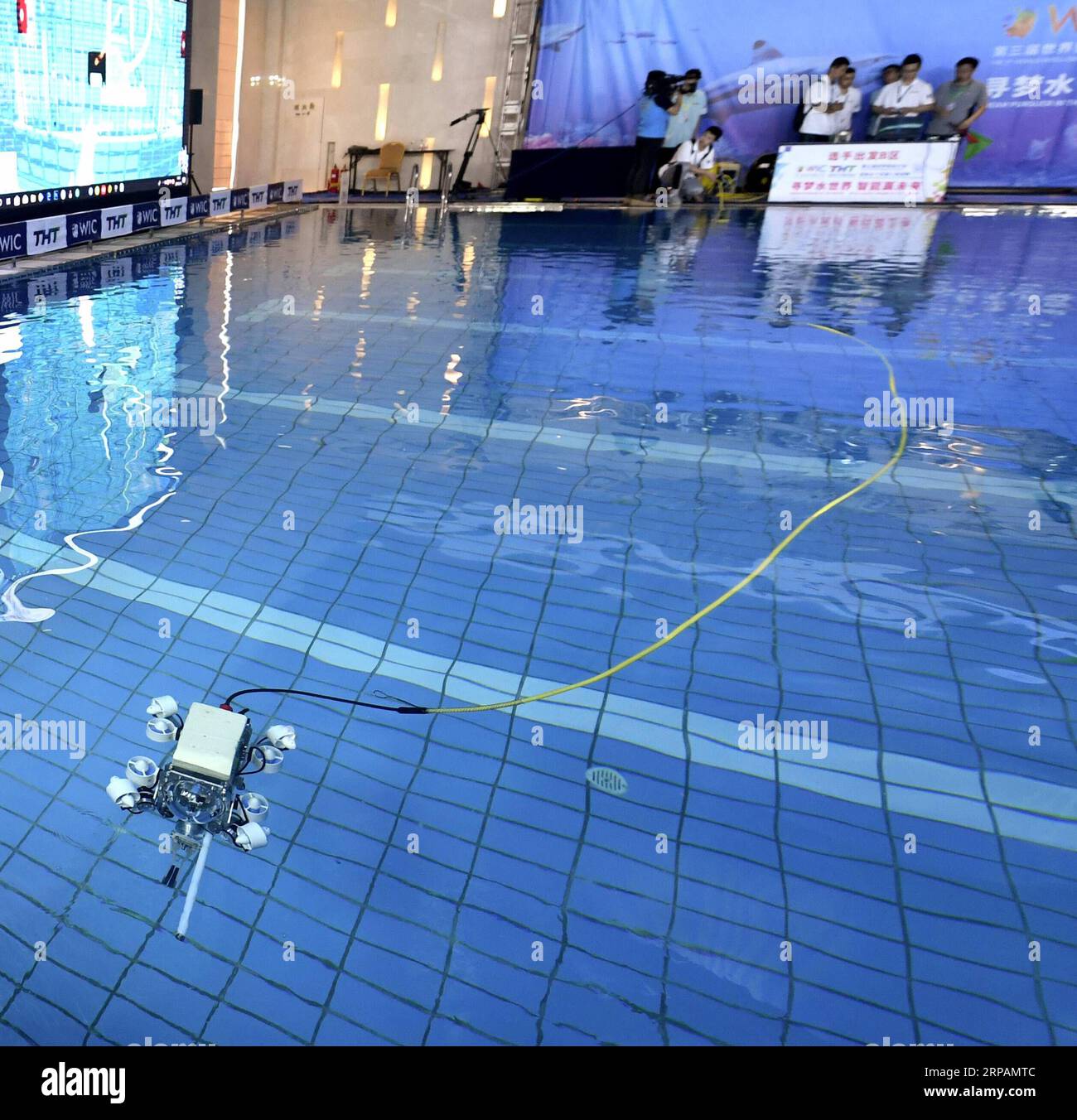 (190515) -- TIANJIN, 15 mai 2019 (Xinhua) -- un robot sous-marin de l'Université nationale de technologie de la Défense de Chine réussit à déclencher une source d'information lors du World Intelligence Underwater robots Challenge qui s'est tenu à Tianjin, le 15 mai 2019, dans le nord de la Chine. Le World Intelligence Underwater robots Challenge a ouvert ses portes mercredi, attirant 13 équipes de Chine, des États-Unis, du Japon et d’Australie. Le concours, avec le thème Dream Pursuit in the water, gagnant du renseignement à l’avenir, est l’un des cinq concours organisés lors du troisième Congrès mondial du renseignement. Banque D'Images