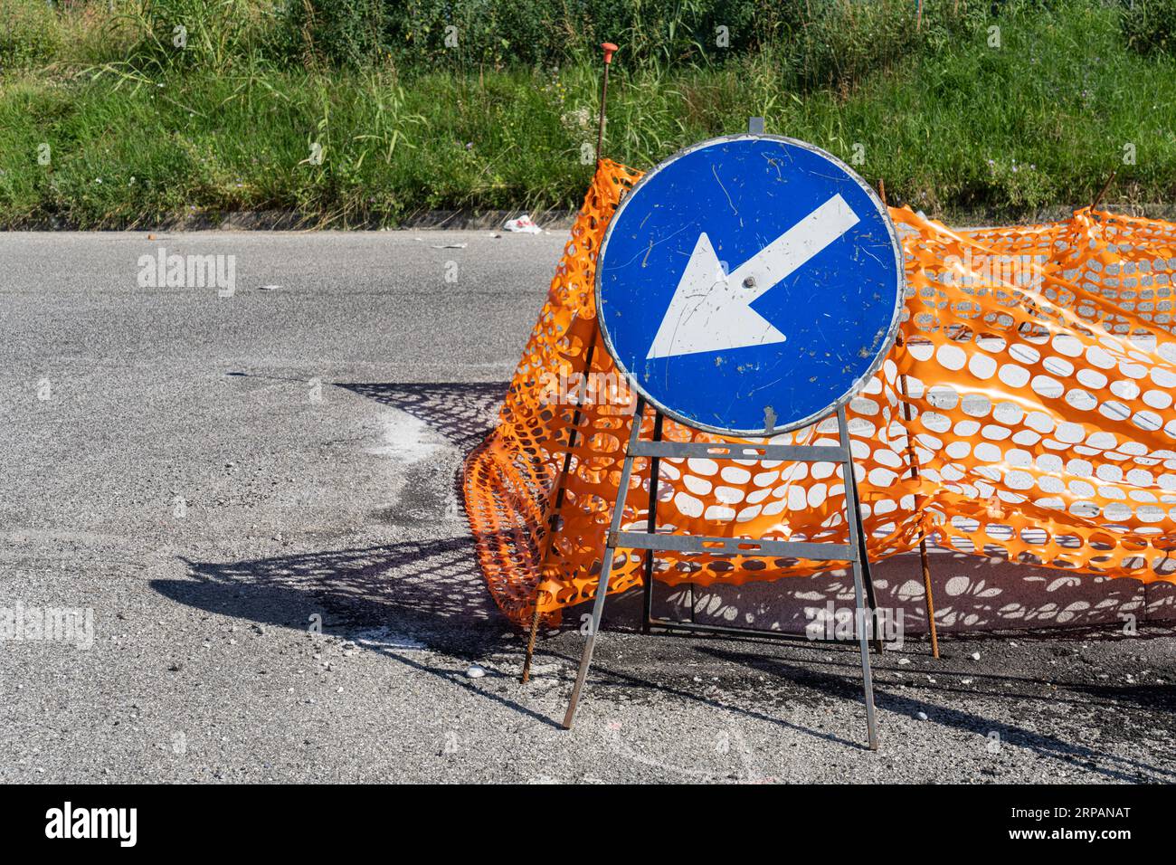 Panneau routier de direction obligatoire sur une rue Banque D'Images Panneau routier de direction obligatoire sur une rue Banque D'Images
