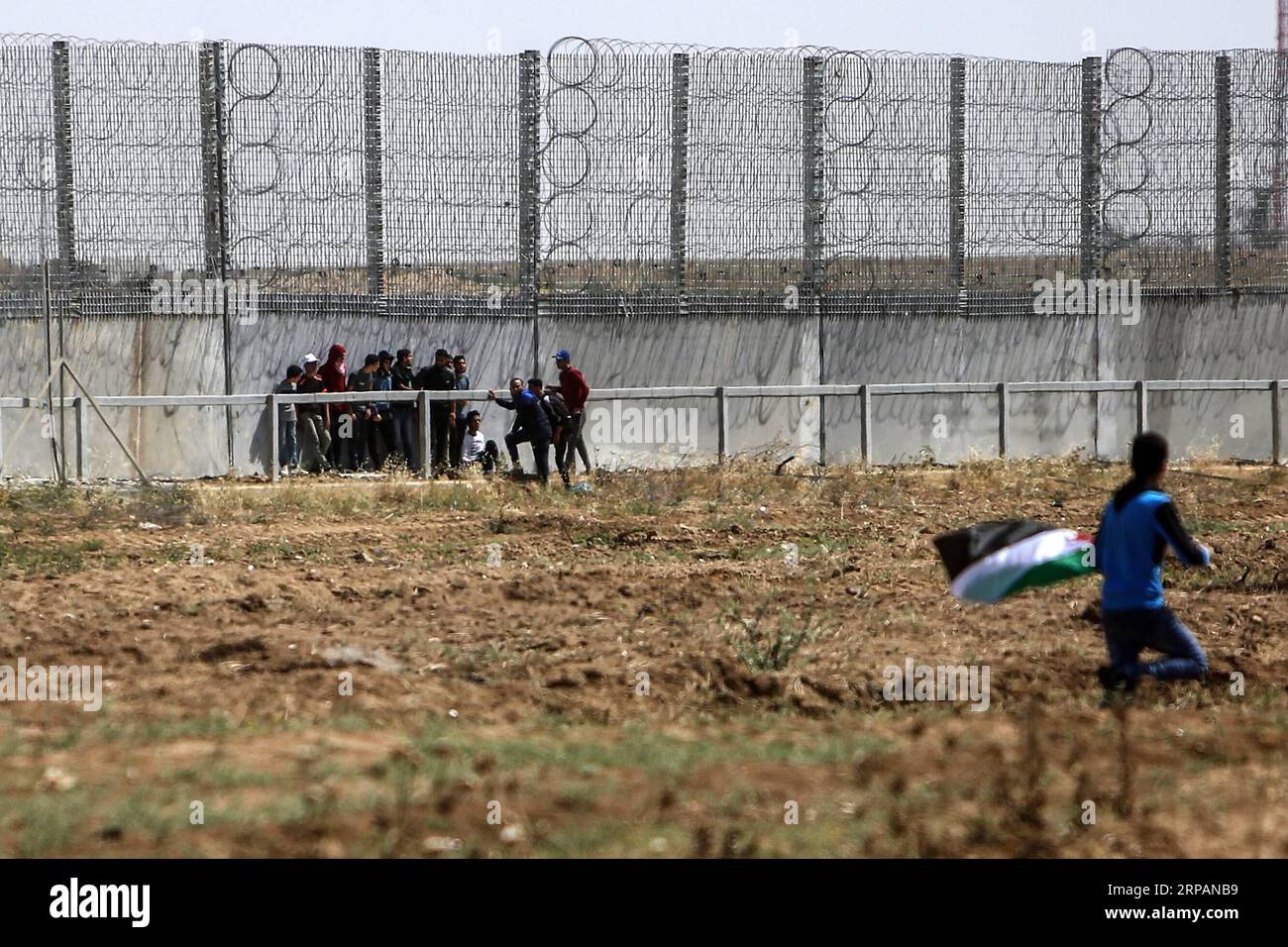(190515) -- GAZA, 15 mai 2019 -- des manifestants palestiniens affrontent les troupes israéliennes à la frontière Gaza-Israël, à l'est de la bande de Gaza, le 15 mai 2019. Au moins 47 Palestiniens ont été blessés mercredi dans leurs affrontements avec des soldats israéliens, alors qu’ils célébraient le 71e anniversaire de la Nakba, ou jour de la catastrophe, le lendemain de la déclaration d’indépendance d’Israël en 1948. MIDEAST-GAZA-AFFRONTEMENTS Stringer PUBLICATIONxNOTxINxCHN Banque D'Images