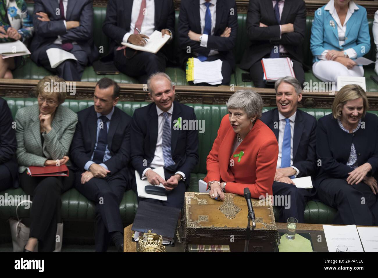 (190516) -- BEIJING, le 16 mai 2019 () -- la première ministre britannique Theresa May (Front) assiste aux questions du premier ministre à la Chambre des communes à Londres, en Grande-Bretagne, le 15 mai 2019. () PHOTOS DU JOUR Xinhua PUBLICATIONxNOTxINxCHN Banque D'Images