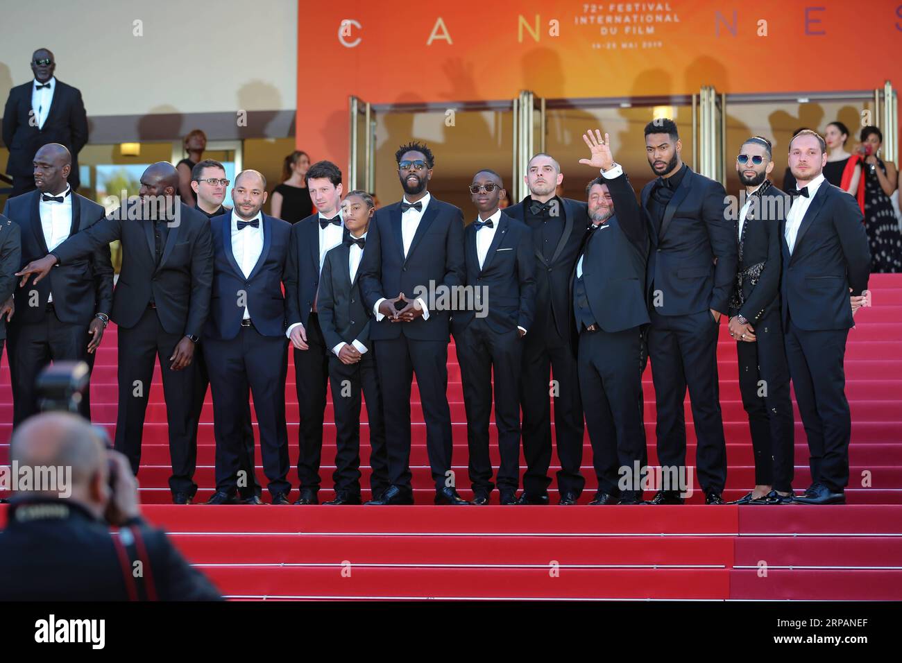 190516 -- CANNES, le 16 mai 2019 Xinhua -- le réalisateur Ladj LY C et d'autres acteurs posent sur le tapis rouge pour la première du film les Misérables au 72e Festival de Cannes à Cannes, France, le 15 mai 2019. Le 72e Festival de Cannes se tient ici du 14 au 25 mai. Xinhua/Zhang Cheng FRANCE-CANNES-FILM LES MISÉRABLES -PREMIERE PUBLICATIONxNOTxINxCHN Banque D'Images