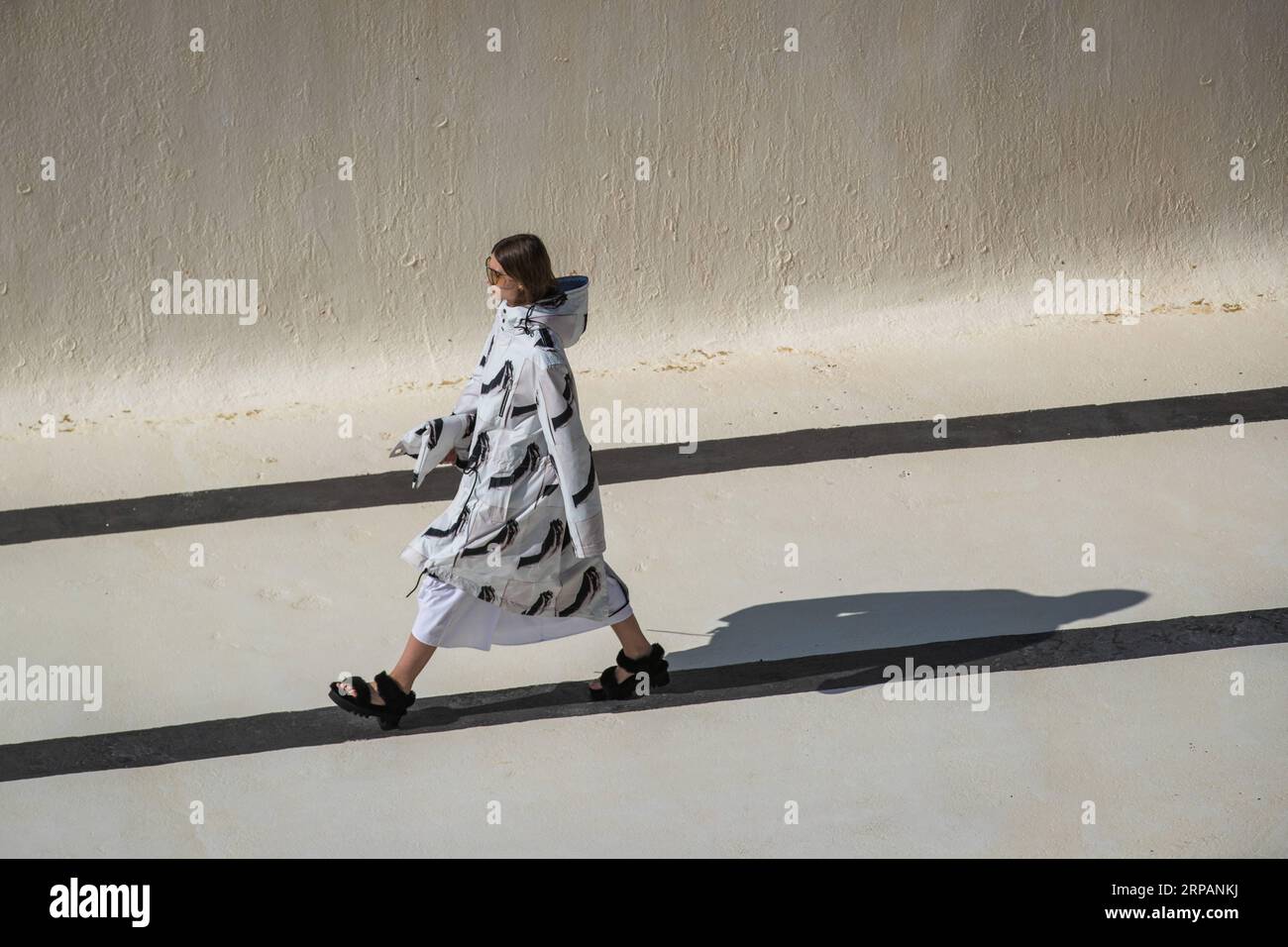 (190516) -- SYDNEY, 16 mai 2019 (Xinhua) -- Un modèle présente une création de dix pièces lors de la Mercedes-Benz Fashion week Australia à Sydney, Australie, le 16 mai 2019. La Mercedes-Benz Fashion week Australia se tient ici du 12 au 17 mai. (Xinhua/Zhu Hongye) AUSTRALIE-SYDNEY-FASHION WEEK PUBLICATIONxNOTxINxCHN Banque D'Images