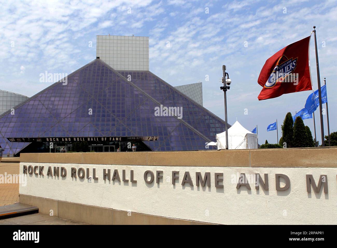 190517 -- PÉKIN, le 17 mai 2019 Xinhua -- une photo prise le 11 juin 2015 montre la vue du Rock and Roll Hall of Fame et du Museum conçu par l'architecte de renommée mondiale Ieoh Ming Pei à Cleveland, Ohio, États-Unis. Ieoh Ming Pei, communément appelé I.M. Pei, est décédé jeudi à l'âge de 102 ans. Pei est né à Guangzhou en Chine et a déménagé aux États-Unis en 1935. Il a remporté une grande variété de prix et de récompenses dans le domaine de l'architecture. Xinhua/Song Qiong ARCHITECTE AMÉRICAIN-SINO-AMÉRICAIN DÉCÉDÉ PUBLICATIONxNOTxINxCHN Banque D'Images 190517 -- PÉKIN, le 17 mai 2019 Xinhua -- une photo prise le 11 juin 2015 montre la vue du Rock and Roll Hall of Fame et du Museum conçu par l'architecte de renommée mondiale Ieoh Ming Pei à Cleveland, Ohio, États-Unis. Ieoh Ming Pei, communément appelé I.M. Pei, est décédé jeudi à l'âge de 102 ans. Pei est né à Guangzhou en Chine et a déménagé aux États-Unis en 1935. Il a remporté une grande variété de prix et de récompenses dans le domaine de l'architecture. Xinhua/Song Qiong ARCHITECTE AMÉRICAIN-SINO-AMÉRICAIN DÉCÉDÉ PUBLICATIONxNOTxINxCHN Banque D'Images