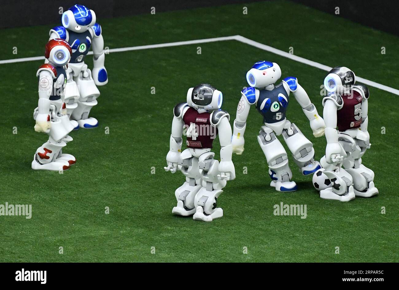 (190517) -- TIANJIN, 17 mai 2019 (Xinhua) -- des joueurs de soccer robots sont vus lors d'une compétition du tournoi d'invitation RoboCup Asie-Pacifique 2019 à Tianjin, dans le nord de la Chine, le 17 mai 2019. La compétition, qui a lieu pendant le troisième Congrès mondial du renseignement, attire un total de 103 équipes du pays et de l'étranger. (Xinhua/Yue Yuewei) CHINA-TIANJIN-WORLD INTELLIGENCE CONGRESS-COMPETITION (CN) PUBLICATIONxNOTxINxCHN Banque D'Images