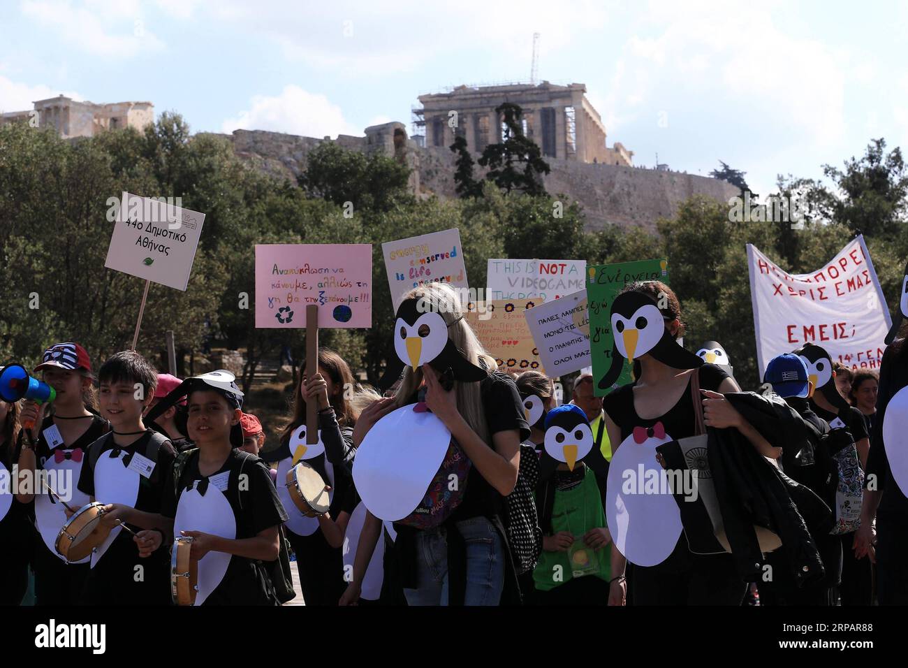(190517) -- ATHÈNES, 17 mai 2019 -- des étudiants brandissent des pancartes et chantent des slogans lors d'une manifestation de protestation contre le changement climatique à Athènes, Grèce, le 17 mai 2019. Des étudiants grecs ont rejoint un mouvement international de jeunes protestant contre le changement climatique récemment, alors qu'ils marchaient pour la protection de l'environnement dans le centre d'Athènes vendredi. GRÈCE-ATHÈNES-ÉTUDIANTS-DÉMONSTRATION-CHANGEMENT CLIMATIQUE MARIOSXLOLOS PUBLICATIONXNOTXINXCHN Banque D'Images