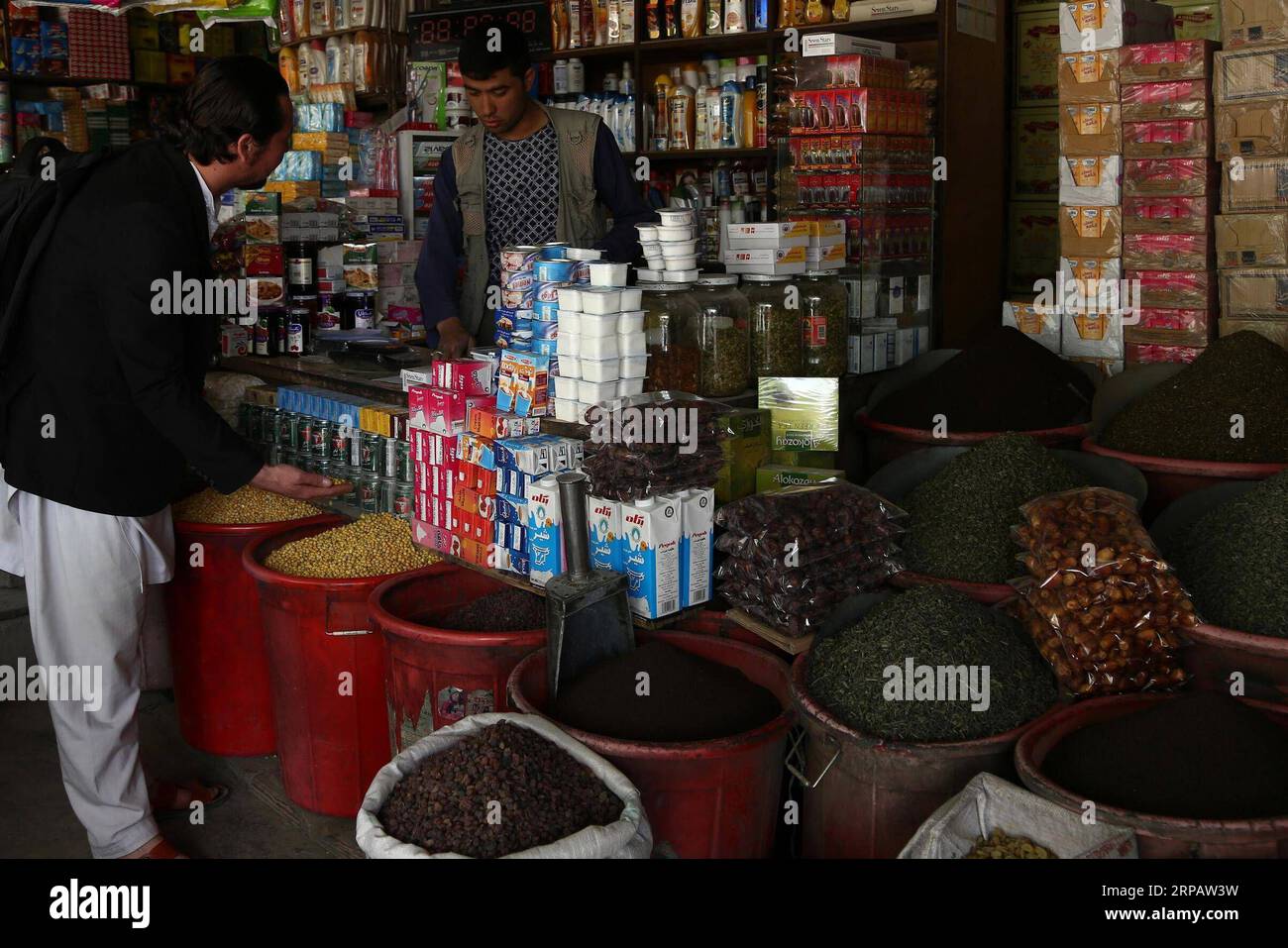 (190519) -- KABOUL, le 19 mai 2019 -- un commerçant afghan s'entretient avec un client dans son magasin de Kaboul, capitale de l'Afghanistan, le 19 mai 2019. ) AFGHANISTAN-KABOUL-VIE QUOTIDIENNE SayedxMominzadah PUBLICATIONxNOTxINxCHN Banque D'Images
