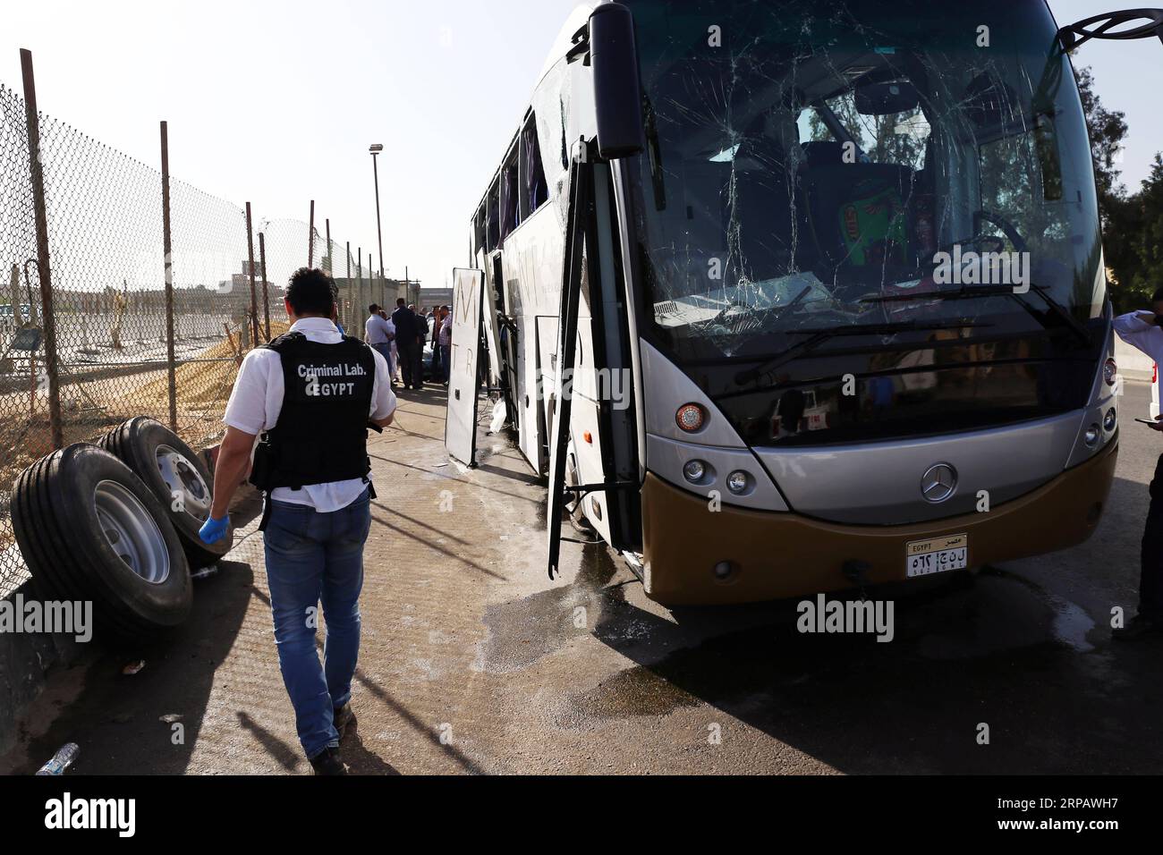 (190519) -- LE CAIRE, 19 mai 2019 -- une photo prise le 19 mai 2019 montre le site d'une explosion près du Caire, en Égypte. Une explosion a frappé dimanche un bus touristique près du Grand Musée égyptien près de la capitale le Caire, blessant 14 personnes, a rapporté le site officiel Ahram Online. ÉGYPTE-LE CAIRE-ACCIDENT-EXPLOSION D'AUTOBUS TOURISTIQUE AHMEDXGOMAA PUBLICATIONXNOTXINXCHN Banque D'Images