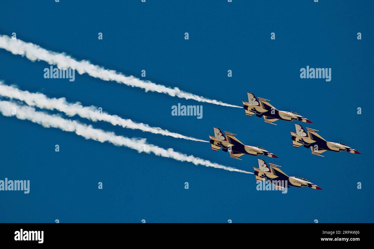 (190519) -- ALBUQUERQUE (États-Unis), le 19 mai 2019 -- l'escadron de démonstration Thunderbirds de l'armée de l'air des États-Unis effectue des manœuvres pendant la fête aérienne et spatiale de Kirtland à Albuquerque, Nouveau-Mexique, États-Unis, le 18 mai 2019. L'événement a attiré environ 50 000 visiteurs. ) US-ALBUQUERQUE-AIR SHOW RichardxLakin PUBLICATIONxNOTxINxCHN Banque D'Images