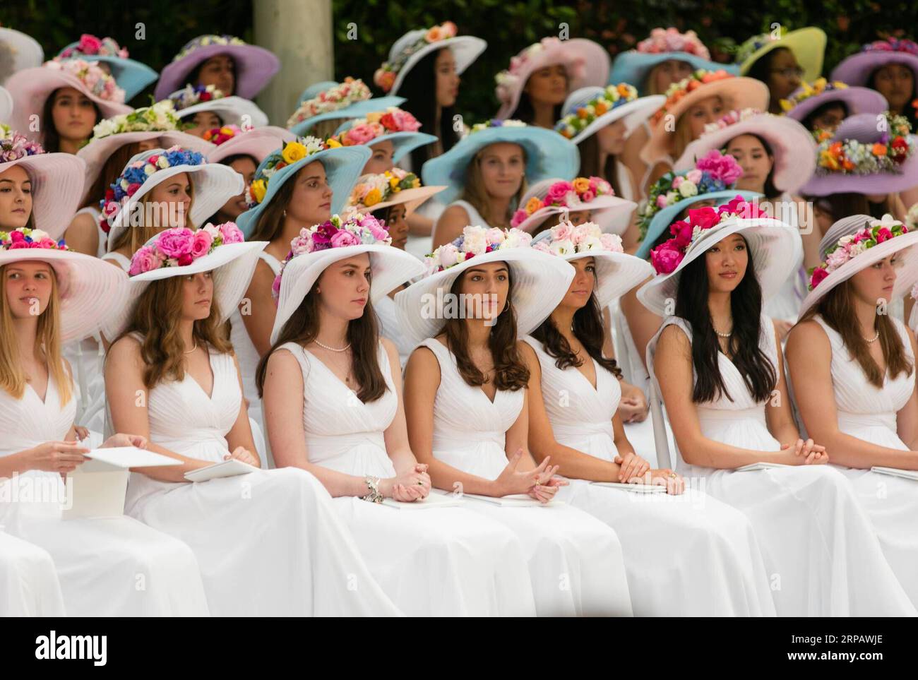 (190519) -- DALLAS (É.-U.), le 19 mai 2019 -- les diplômés assistent à l'inauguration à la Hockaday School de Dallas, Texas, États-Unis, le 18 mai 2019. La classe de 2019 étudiants, portant des robes et des chapeaux blancs traditionnels, a célébré le début de Hockaday ici samedi.) U.S.-DALLAS-CÉRÉMONIE DE COMMENCEMENT TianxDan PUBLICATIONxNOTxINxCHN Banque D'Images