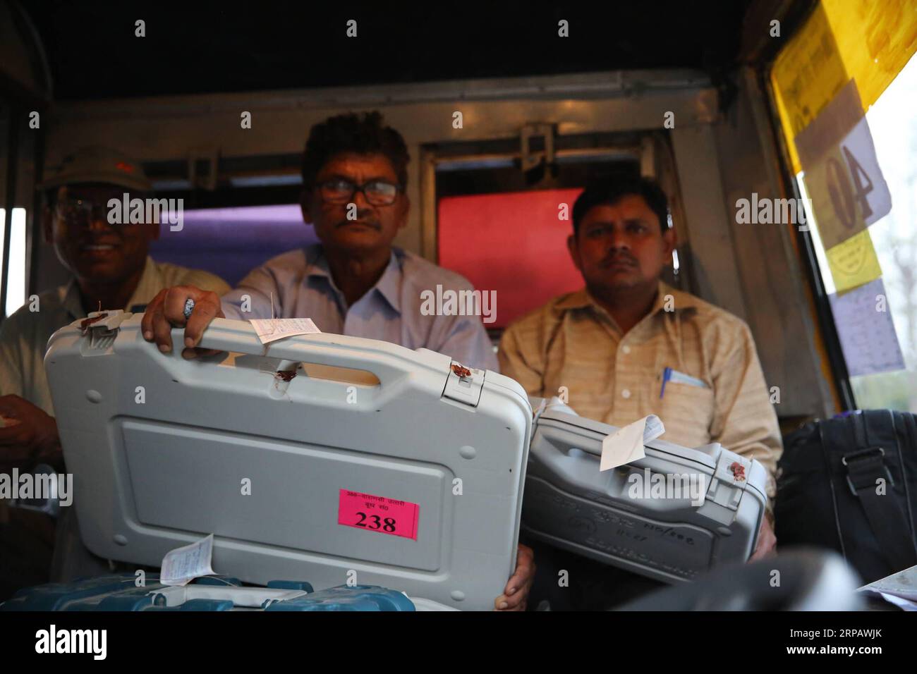 (190519) -- VARANASI (INDE), 19 mai 2019 (Xinhua) -- des membres du personnel de vote prennent un autobus avec des boîtes scellées de machine de vote électronique (EVM) et une piste d'audit papier vérifiée par les électeurs (VVPAT) dans la région de Nadesar de la circonscription parlementaire de Varanasi, dans l'État nord de l'Uttar Pradesh, Inde, le 19 mai 2019. Le processus de scrutin pour les 17e élections générales en Inde a pris fin dimanche, avec la septième et dernière phase du scrutin de la série finale de plus de 50 circonscriptions parlementaires. (Xinhua/Zhao Xu) INDE-VARANASI-ÉLECTIONS GÉNÉRALES-FIN DU SCRUTIN PUBLICATIONxNOTxINxCHN Banque D'Images