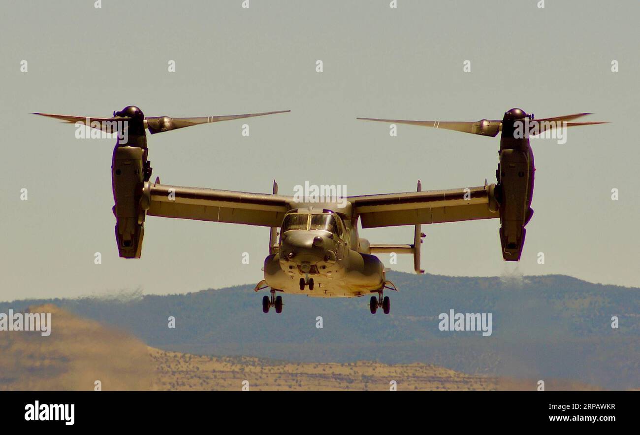 (190519) -- ALBUQUERQUE (États-Unis), le 19 mai 2019 -- Un V-22 Osprey décolle du désert lors de la Kirtland Air and Space Fiesta à Albuquerque, Nouveau-Mexique, États-Unis, le 18 mai 2019. L'événement a attiré environ 50 000 visiteurs. ) US-ALBUQUERQUE-AIR SHOW RichardxLakin PUBLICATIONxNOTxINxCHN Banque D'Images